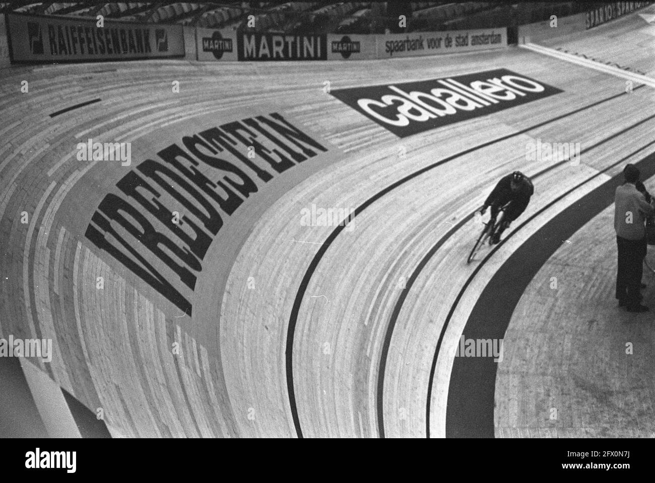 Amsterdam Six Days, Werbung auf dem Tracki, 7. Dezember 1967, RECLAME, SIX DAAGSE, Radrennen, Niederlande, Foto der Presseagentur des 20. Jahrhunderts, zu erinnerende Nachrichten, Dokumentarfilm, historische Fotografie 1945-1990, visuelle Geschichten, Menschliche Geschichte des zwanzigsten Jahrhunderts, Momente in der Zeit festzuhalten Stockfoto