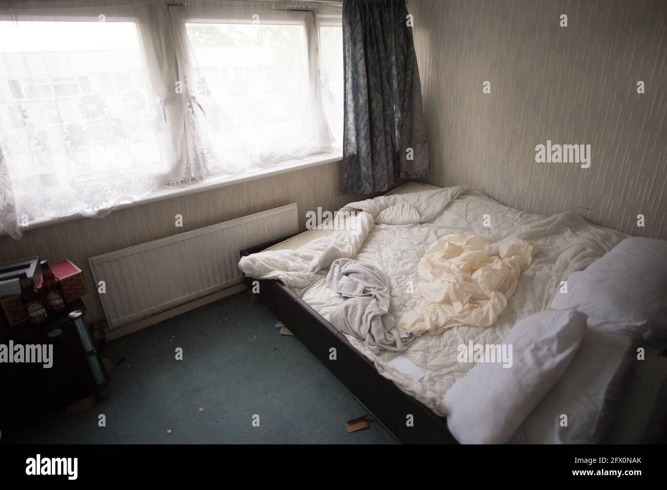 Asbest Isolierung von der Decke auf einem leeren Bauernhaus peeling  Stockfotografie - Alamy