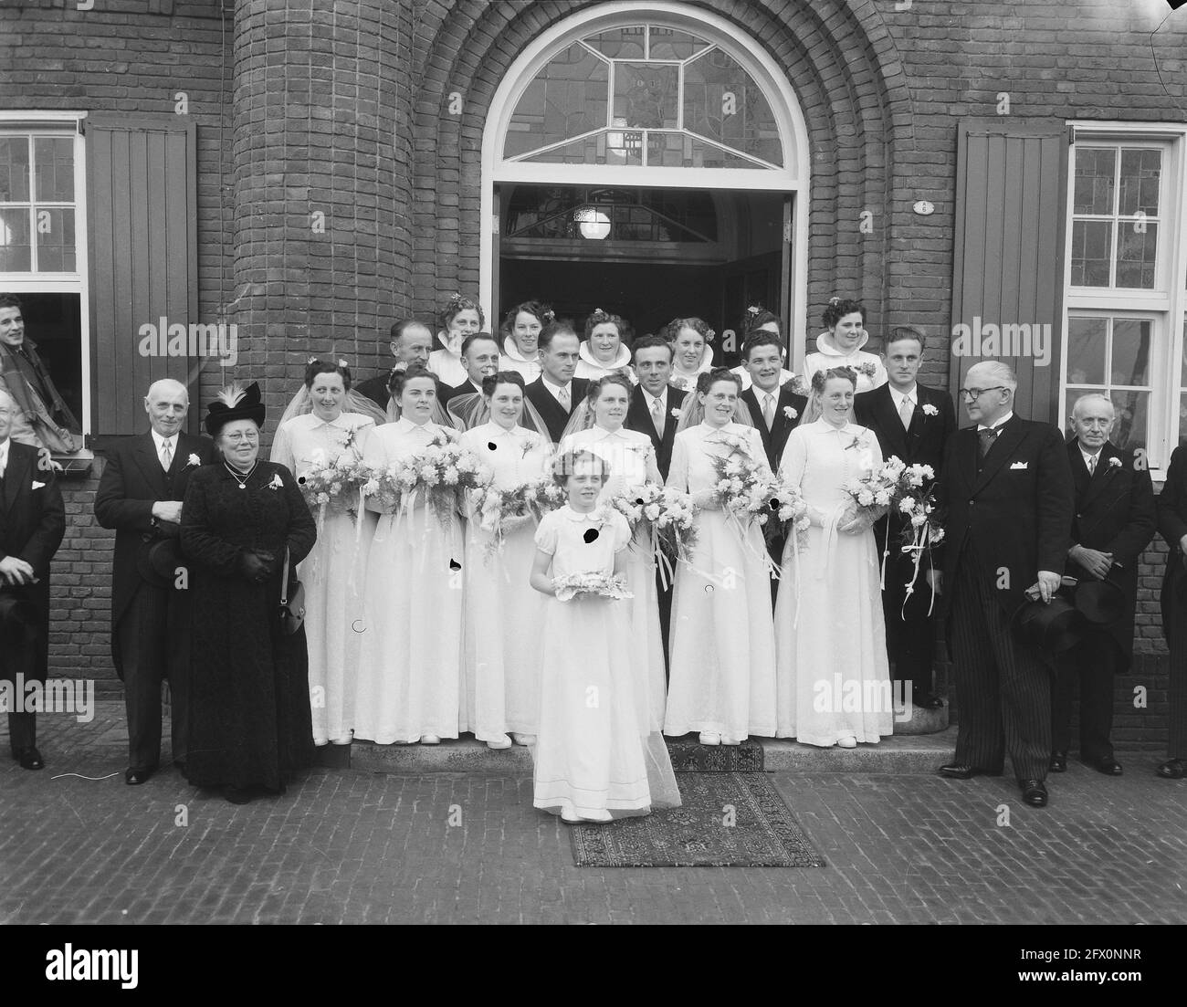 Sechsfache Ehe. Schwestern und Brüder Bertens, Familie aus Enschot, heiraten fünf Brüder und Schwestern der Familie De Kort aus Heukelom und dem Udenthouter Van Haaren, 23. Februar 1954, Ehen, Niederlande, 20. Jahrhundert Presseagentur Foto, Nachrichten zu erinnern, Dokumentarfilm, historische Fotografie 1945-1990, visuelle Geschichten, Menschliche Geschichte des zwanzigsten Jahrhunderts, Momente in der Zeit festzuhalten Stockfoto