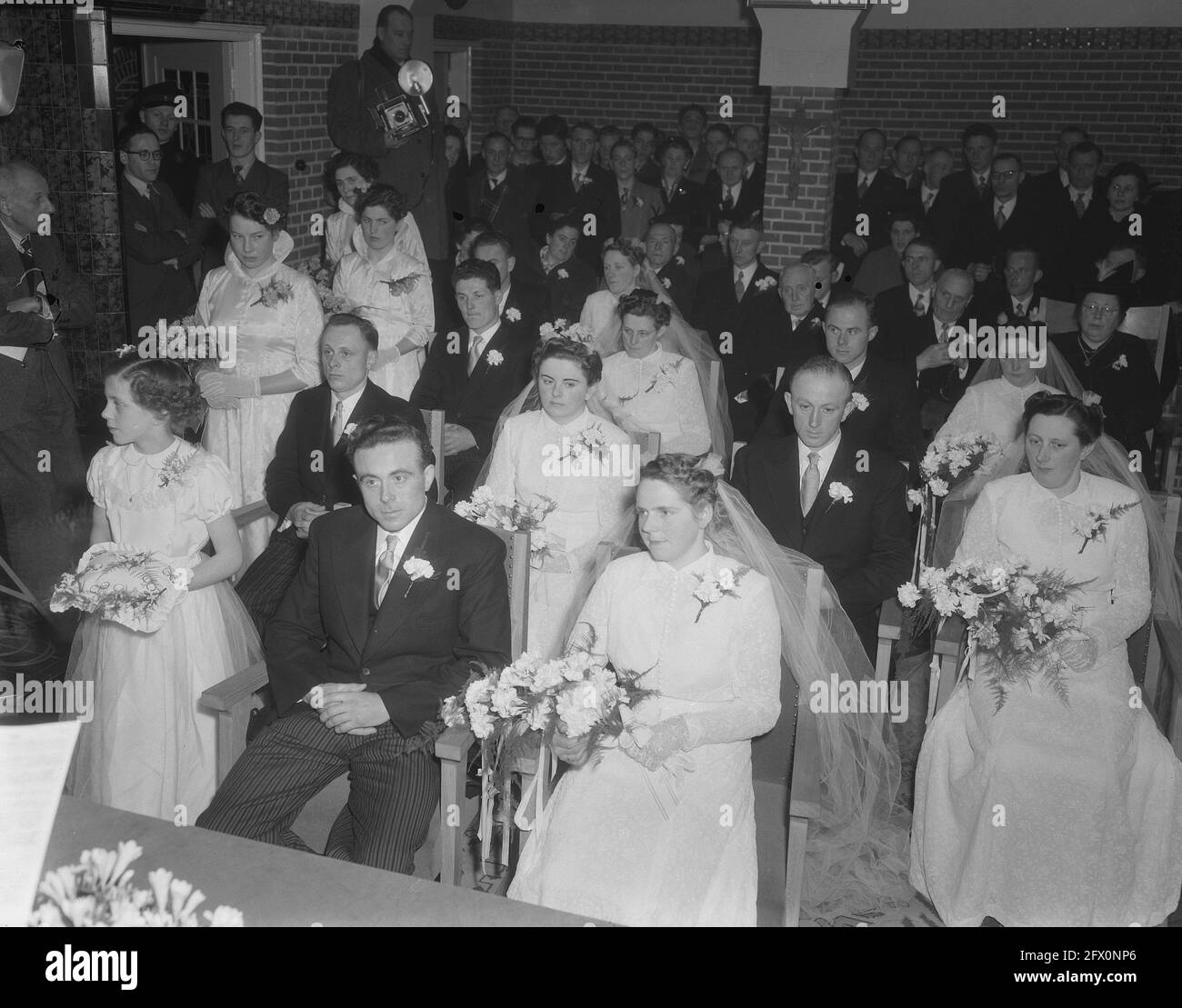 Sechsfache Ehe. Die Schwestern und Brüder der Familie Bertens aus Enschot heiraten fünf Brüder und Schwestern der Familie De Kort aus Heukelom und dem Udenthouter Van Haaren, 23. Februar 1954, Ehen, Niederlande, 20. Jahrhundert Presseagentur Foto, Nachrichten zu erinnern, Dokumentarfilm, historische Fotografie 1945-1990, visuelle Geschichten, Menschliche Geschichte des zwanzigsten Jahrhunderts, Momente in der Zeit festzuhalten Stockfoto