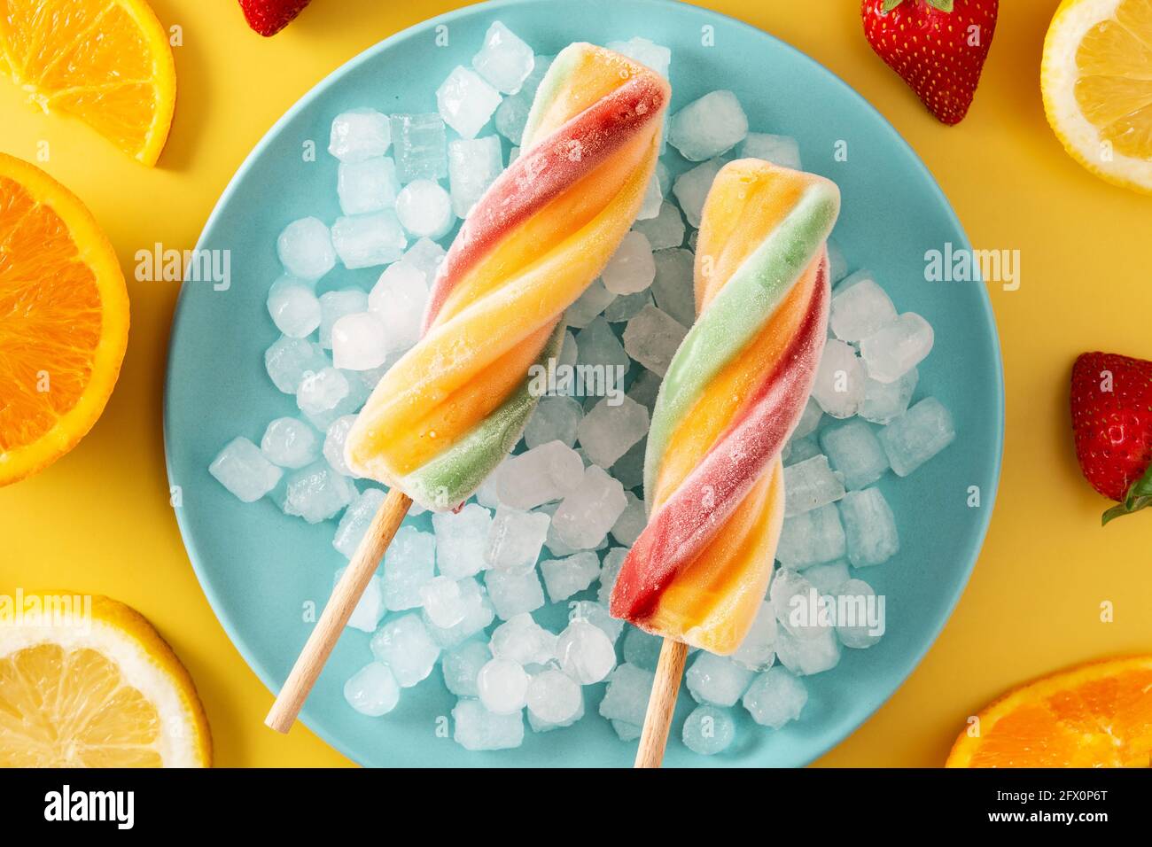 Spiral bunten Eis mit Früchten auf gelbem Hintergrund Stockfoto