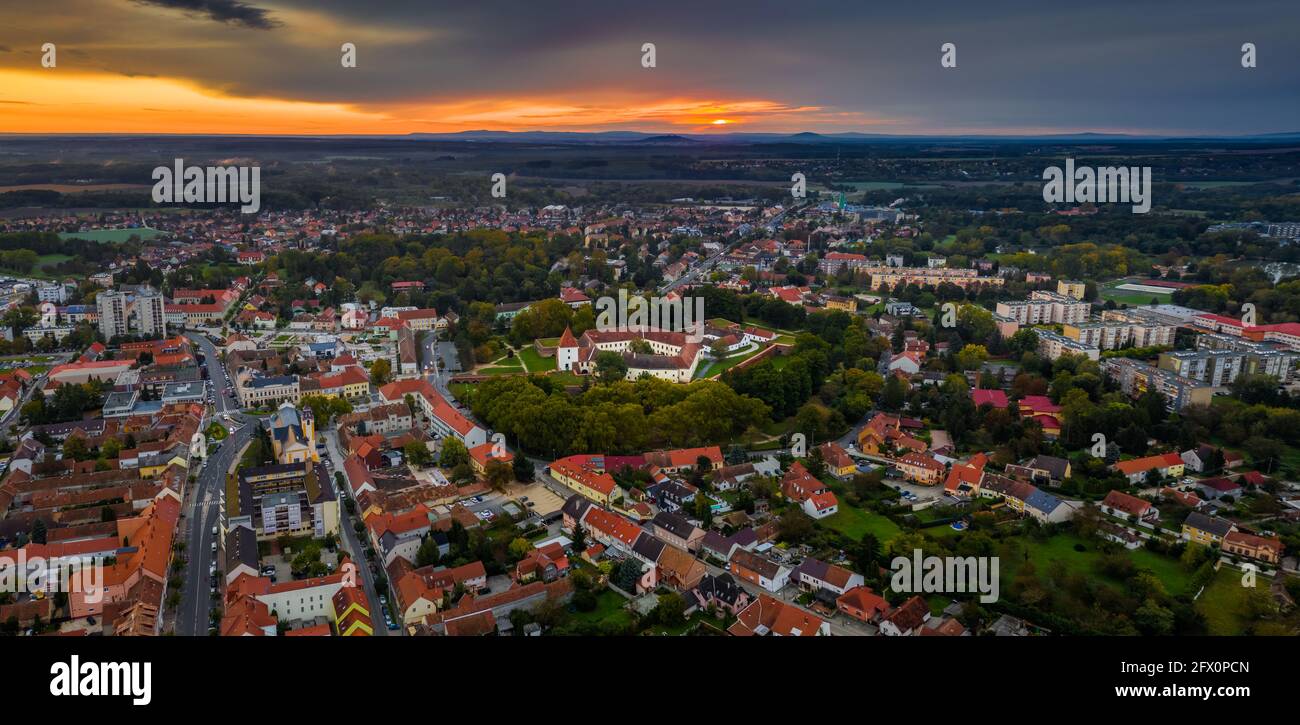 Sarvar, Ungarn - Luftpanorama des Schlosses von Sarvar (Nadasdy Burg) mit Sarvar Arboretum, ein schöner dramatischer Sonnenaufgang und Regenwolken ein Stockfoto