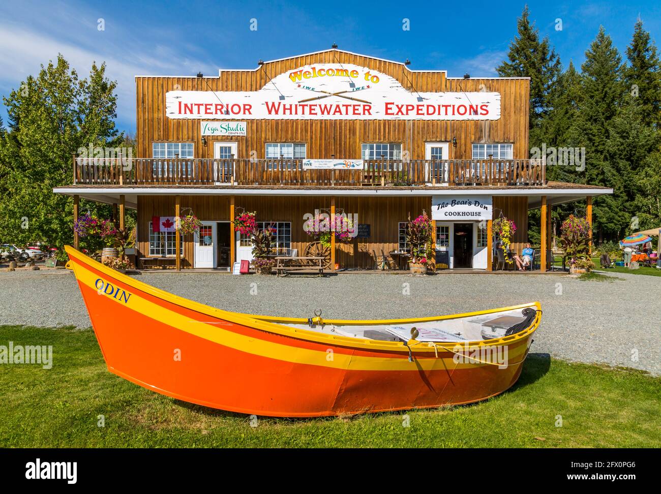 Blick auf Whitewater Expeditions und Ausstellungsboote in Clearwater, British Columbia, Kanada, Nordamerika Stockfoto Blick auf Whitewater Expeditions und Ausstellungsboote in Clearwater, British Columbia, Kanada, Nordamerika Stockfoto