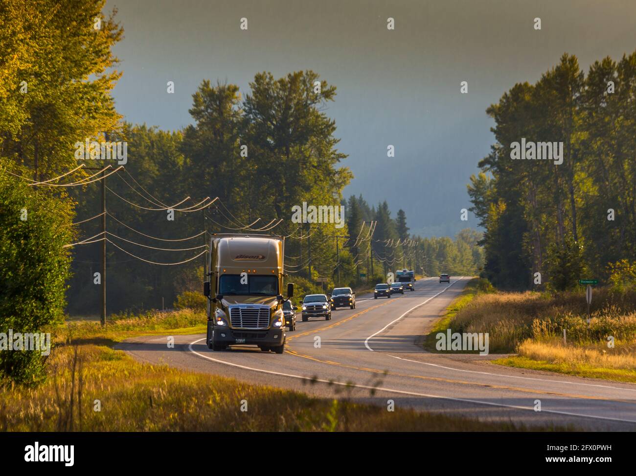 Blick auf freightliner auf dem Southern Yellowhead Highway zwischen Little Fort und Clearwater, British Columbia, Kanada, Nordamerika Stockfoto