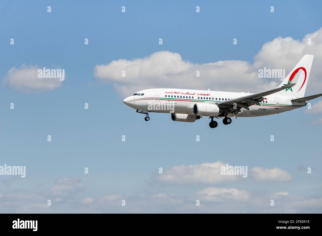 Barcelona, Spanien; 27. April 2019: Boeing 737-700 der Fluggesellschaft Royal Air Maroc, Landung auf dem Flughafen Josep Tarradellas in Barcelona-El Prat Stockfoto