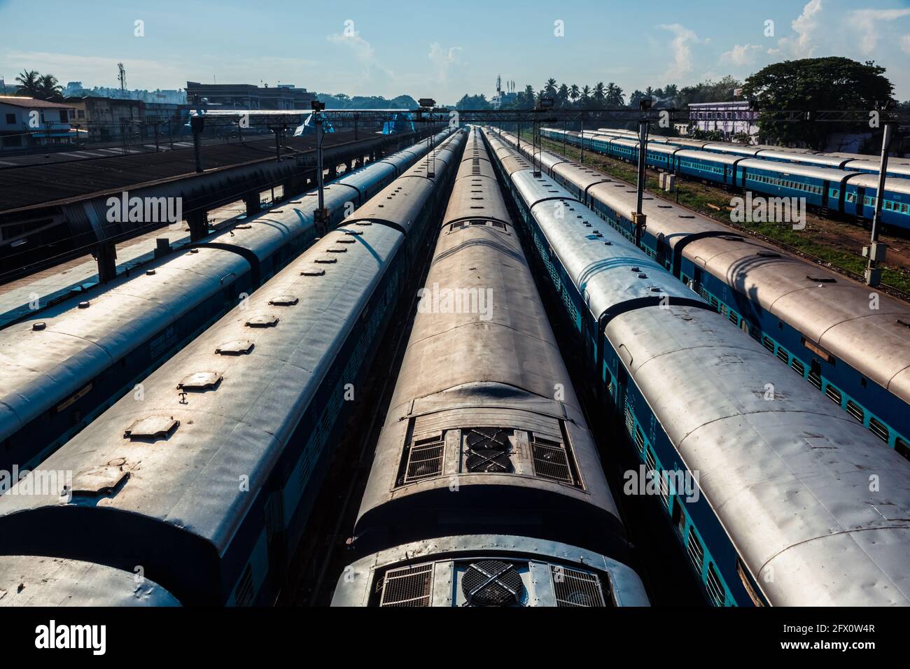 Züge am Bahnhof. Trivandrum, Kerala, Indien Stockfoto