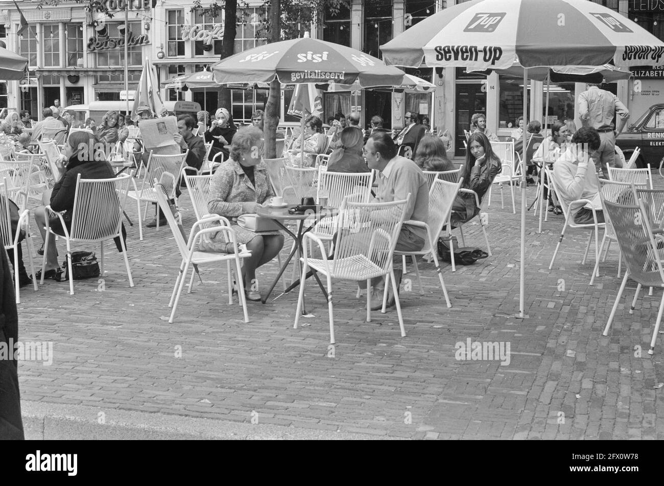 Sommer: Terrassen am Leidseplein in Amsterdam, 21. Juni 1971, Sonnenschirme, Plätze, Stühle, Terrassen, Niederlande, Foto der Presseagentur des 20. Jahrhunderts, zu erinnerende Nachrichten, Dokumentarfilm, historische Fotografie 1945-1990, visuelle Geschichten, Menschliche Geschichte des zwanzigsten Jahrhunderts, Momente in der Zeit festzuhalten Stockfoto