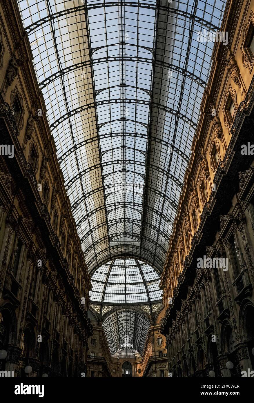 In einer der beiden Arkaden mit Fassgewölbe aus Glas und Gusseisen, die unter einer verglasten Kuppel zu einem der elegantesten Einkaufszentren der Welt führen, der Gallerie Vittorio Emanuele II in Mailand, Lombardei, Italien. Die Galleria, die von 1865 bis 1877 erbaut wurde, um die Piazza del Duomo und die Piazza della Scala, die das Opernhaus Teatro alla Scala beherbergt, zu verbinden, ist nach dem ersten Monarchen des Königreichs Italien benannt. Es beherbergt einige der bekanntesten High-End-Modemarken der Welt sowie Buch- und Kunsthändler und einige der ältesten und besten Restaurants der Stadt. Stockfoto