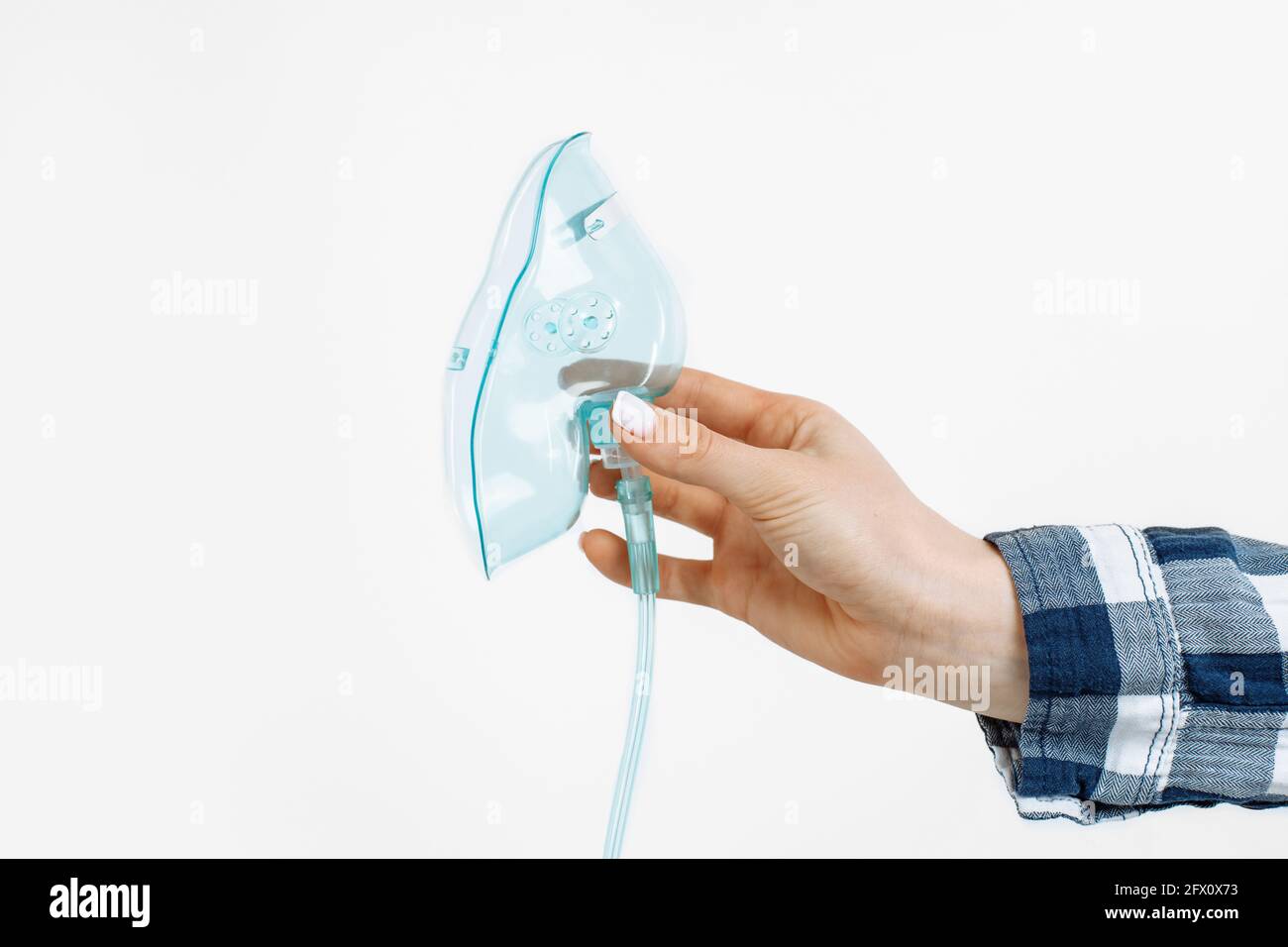 Medizinisches Gerät Personalisierte tragbare Sauerstoffmaske zur Versorgung von Patienten mit Atemwegserkrankungen mit gasförmiger Luft auf weißem Hintergrund Stockfoto