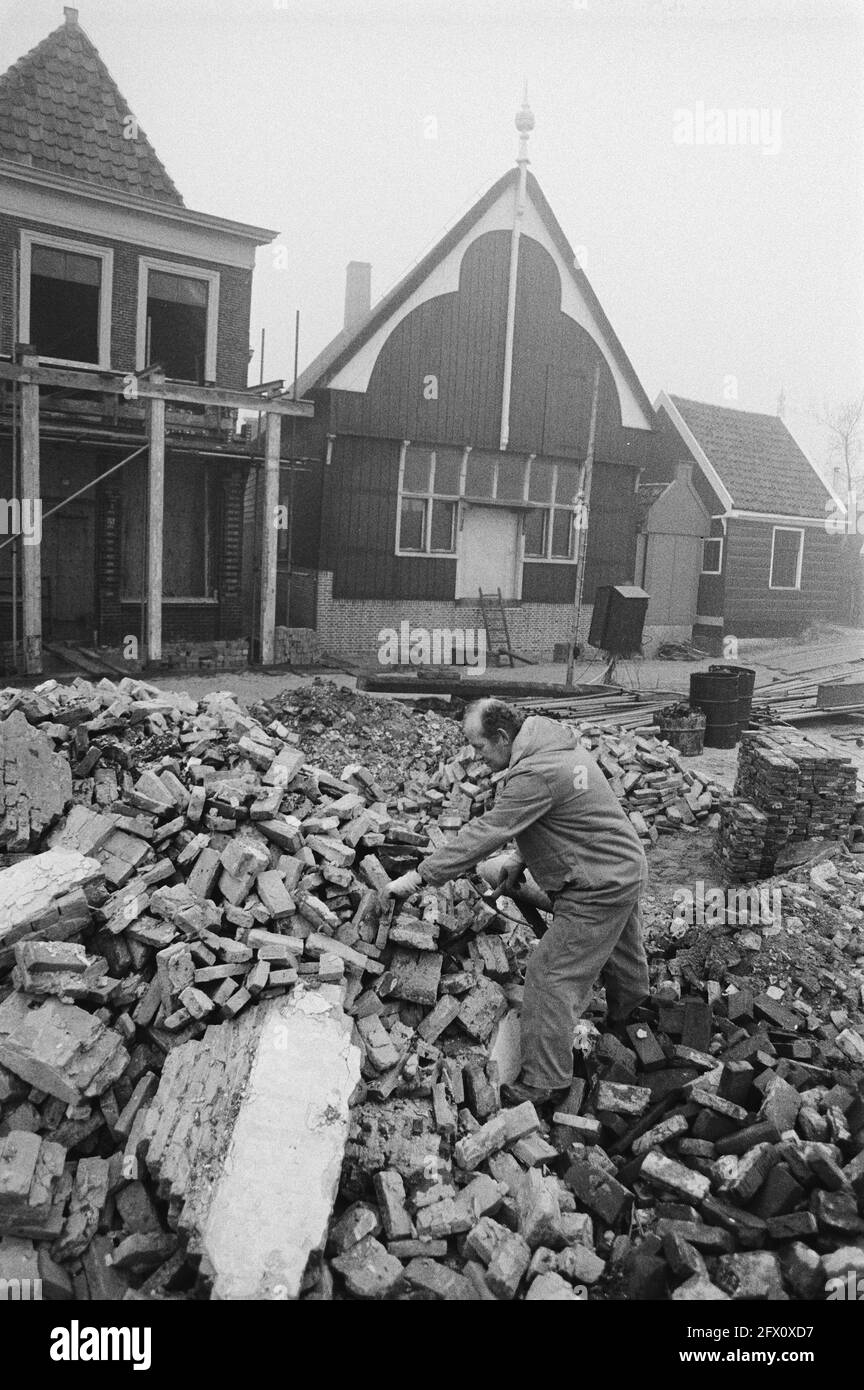 Bauarbeiter bei der Arbeit in der Nähe eines Ziegelstapels, 27. Januar 1981, Ziegel, Baumaßnahmen, Bauarbeiter, Museen, Niederlande, Presseagentur des 20. Jahrhunderts, Foto, Nachrichten zu erinnern, Dokumentarfilm, historische Fotografie 1945-1990, visuelle Geschichten, Menschliche Geschichte des zwanzigsten Jahrhunderts, Momente in der Zeit festzuhalten Stockfoto