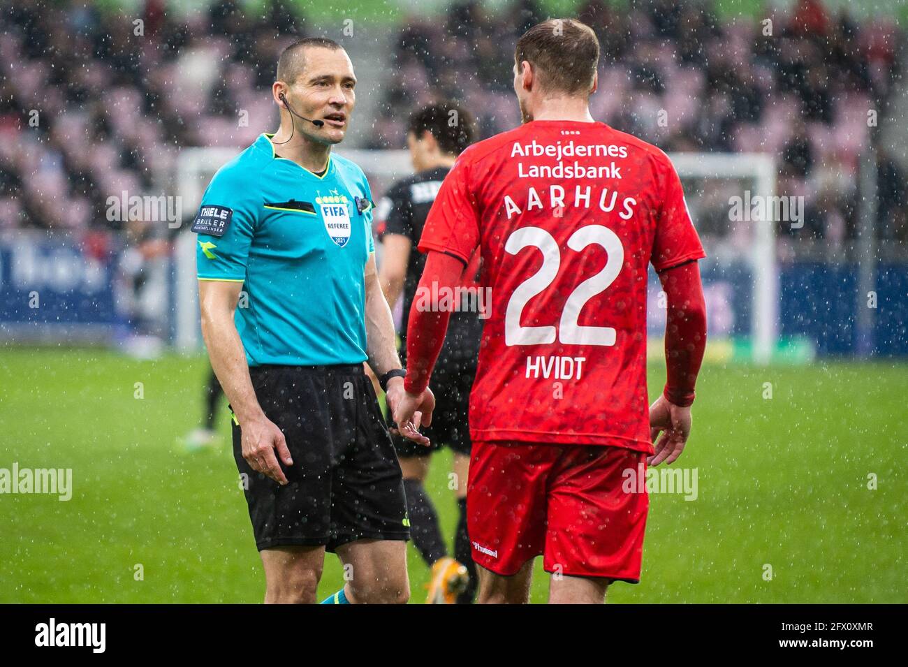 Herning, Dänemark. Mai 2021. Schiedsrichter Mads-Kristoffer Kristoffersen gesehen mit Benjamin Hvidt (22) von Aarhus GF während des 3F Superliga-Spiels zwischen FC Midtjylland und Aarhus GF in der MCH Arena in Herning. (Foto: Gonzales Photo/Alamy Live News Stockfoto