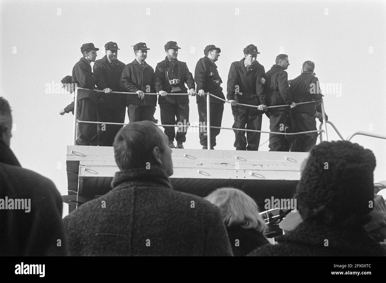 Südpol-Expedition ging. Die 14 Männer grüßen die Familienmitglieder am 7. Dezember 1963, MANNES, Expeditionen, Familienmitglieder, Niederlande, Foto der Presseagentur des 20. Jahrhunderts, zu erinnerende Nachrichten, Dokumentarfilm, historische Fotografie 1945-1990, visuelle Geschichten, Menschliche Geschichte des zwanzigsten Jahrhunderts, Momente in der Zeit festzuhalten Stockfoto