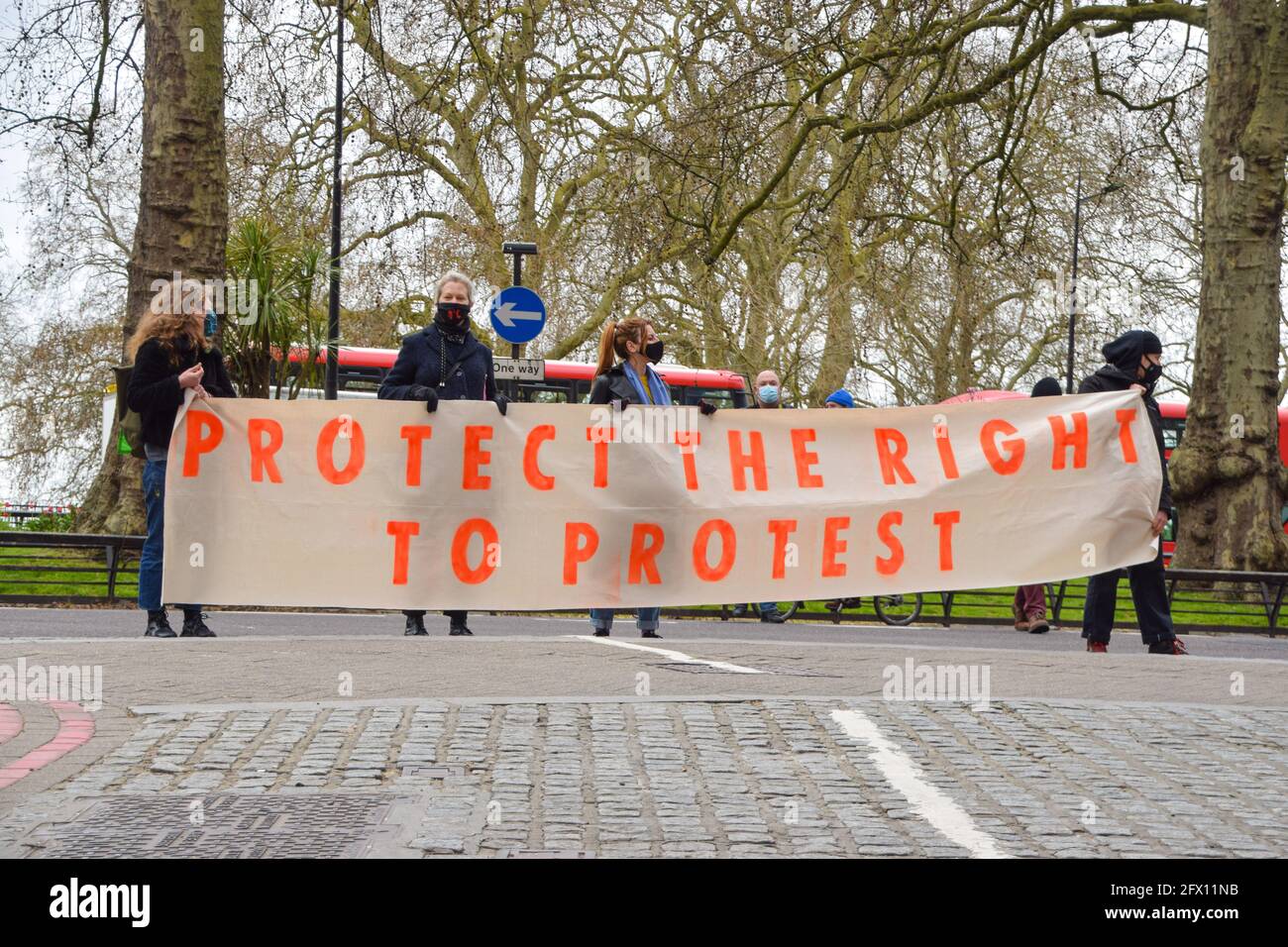 London, Großbritannien. April 2021. Demonstranten am „Kill the Bill march“ in der Park Lane. Tausende von Menschen marschierten durch das Zentrum Londons, um gegen das Gesetz über Polizei, Verbrechen, Verurteilung und Gerichte zu protestieren Stockfoto