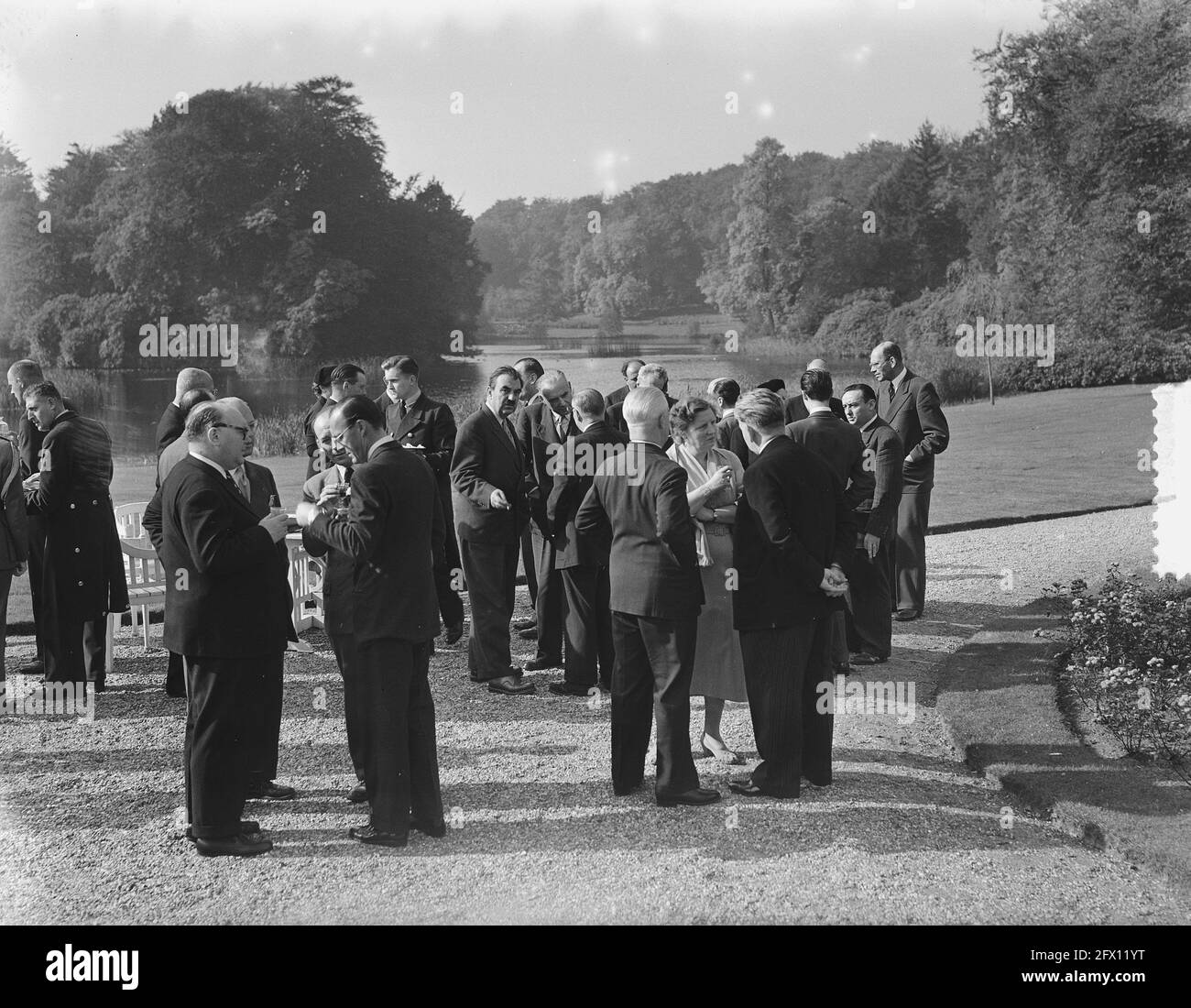 Königin Juliana empfängt Mitglieder der Europäischen Gemeinschaft in Soestdijk, 10. Oktober 1953, Empfänge, Niederlande, 20. Jahrhundert Presseagentur Foto, Nachrichten zu erinnern, Dokumentarfilm, historische Fotografie 1945-1990, visuelle Geschichten, Menschliche Geschichte des zwanzigsten Jahrhunderts, Momente in der Zeit festzuhalten Stockfoto