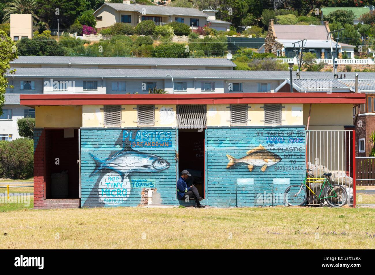 Rette das Meer vor Plastik, einem Wandgemälde an der Wand eines öffentlichen Gebäudes mit einer Umweltbotschaft über die Plastikverschmutzung im Ozean Stockfoto