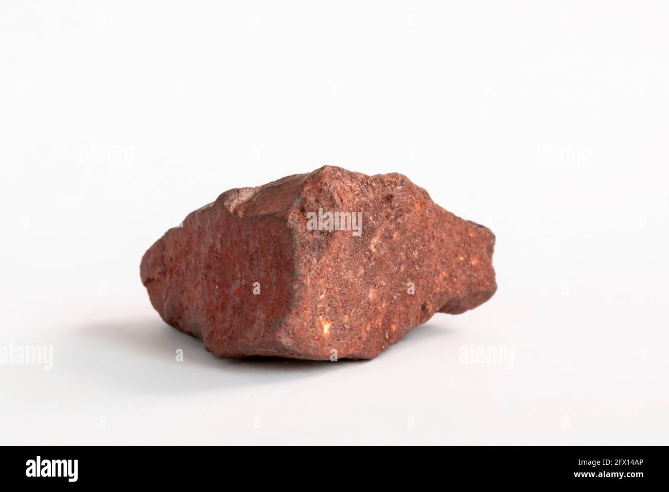 Exemplar von Djerissa Eisenerz aus Nordafrika auf weißem Grund. Stockfoto