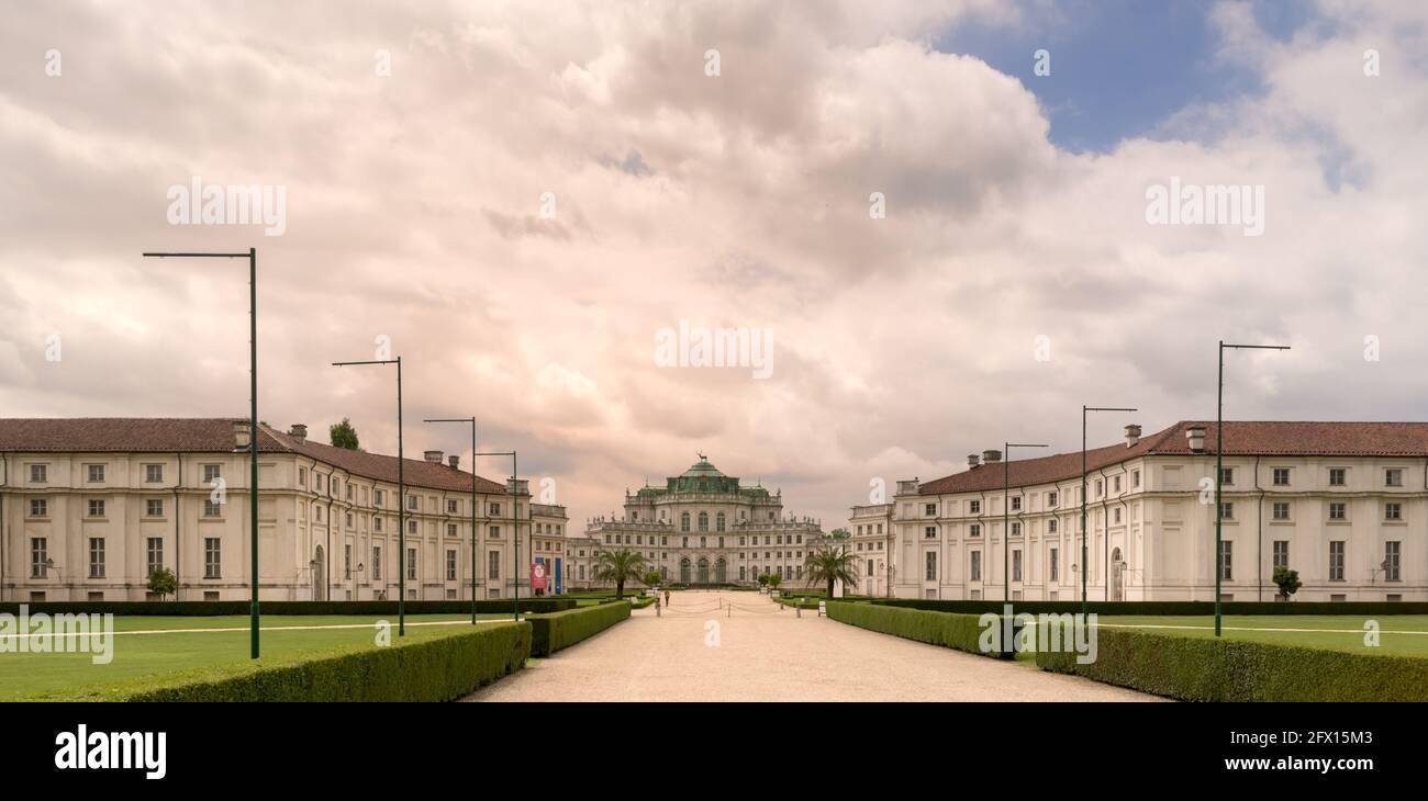 Stupinigi, Turin, Italien: Historischer königlicher Jagdpalast des Königshauses Savoyen, Panorama mit spektakulärem bewölktem Himmel Stockfoto
