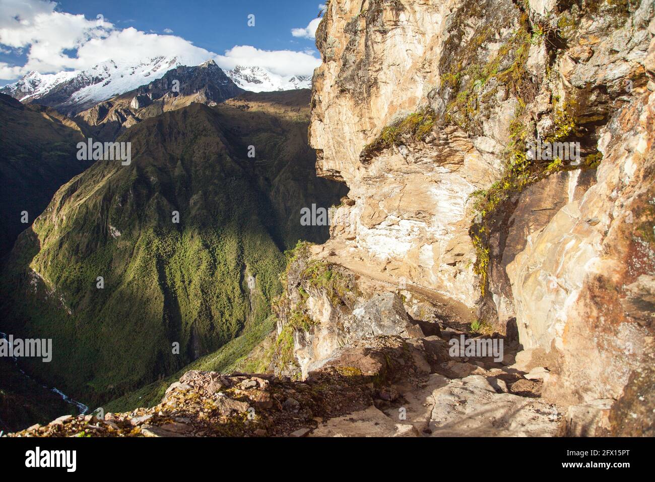 Weg und Felswand, Mount Saksarayuq, Anden Berge, Choquequirao Trekking-Trail in der Nähe von Machu Picchu, Inka-Trail, Cuzco oder Cusco Region in Peru Stockfoto