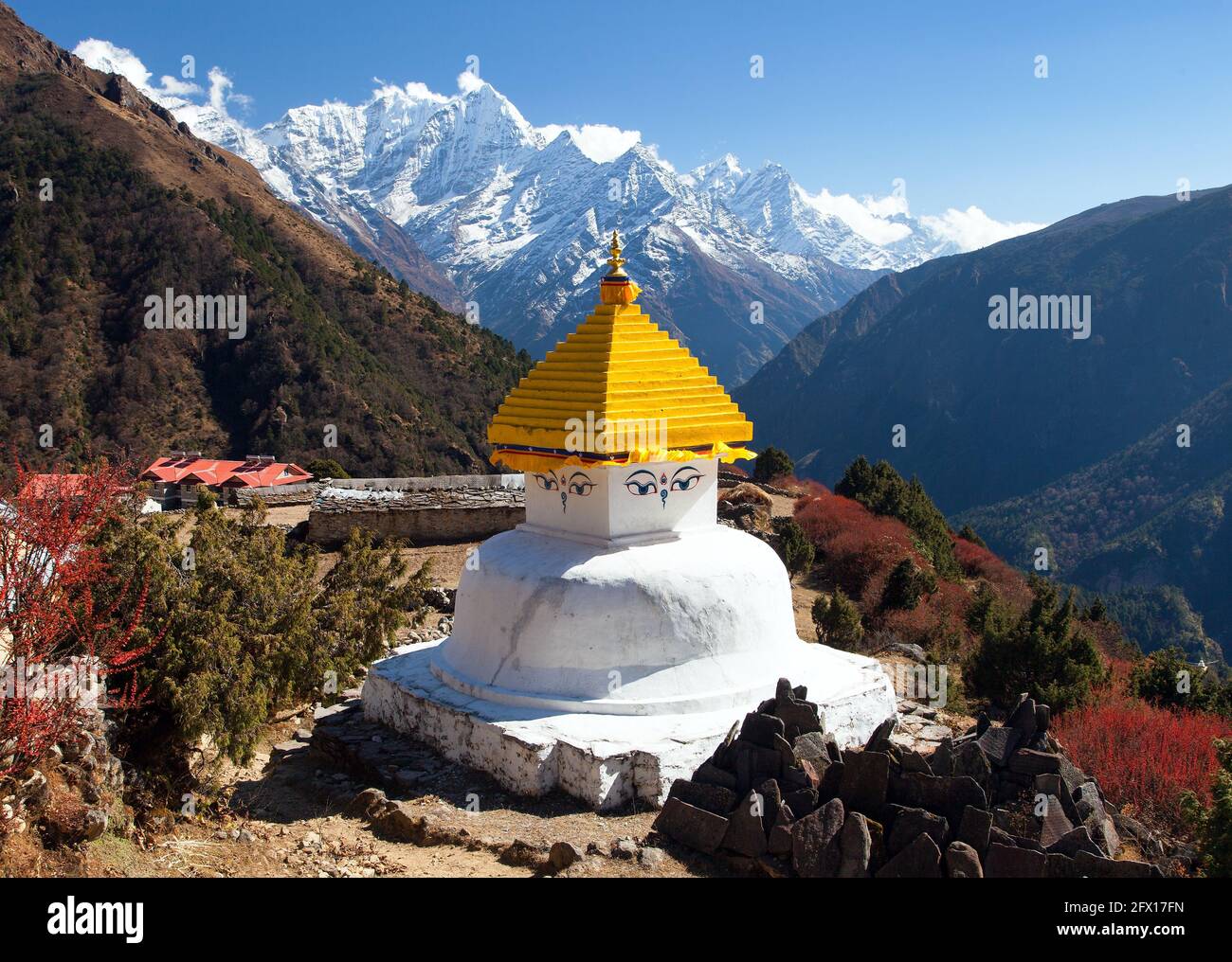 Stupa im Dorf Thame und Mount Thamserku und Kangtega in der Nähe von Namche Bazar, Everest-Gebiet, Sagarmatha Nationalpark, Nepal Stockfoto