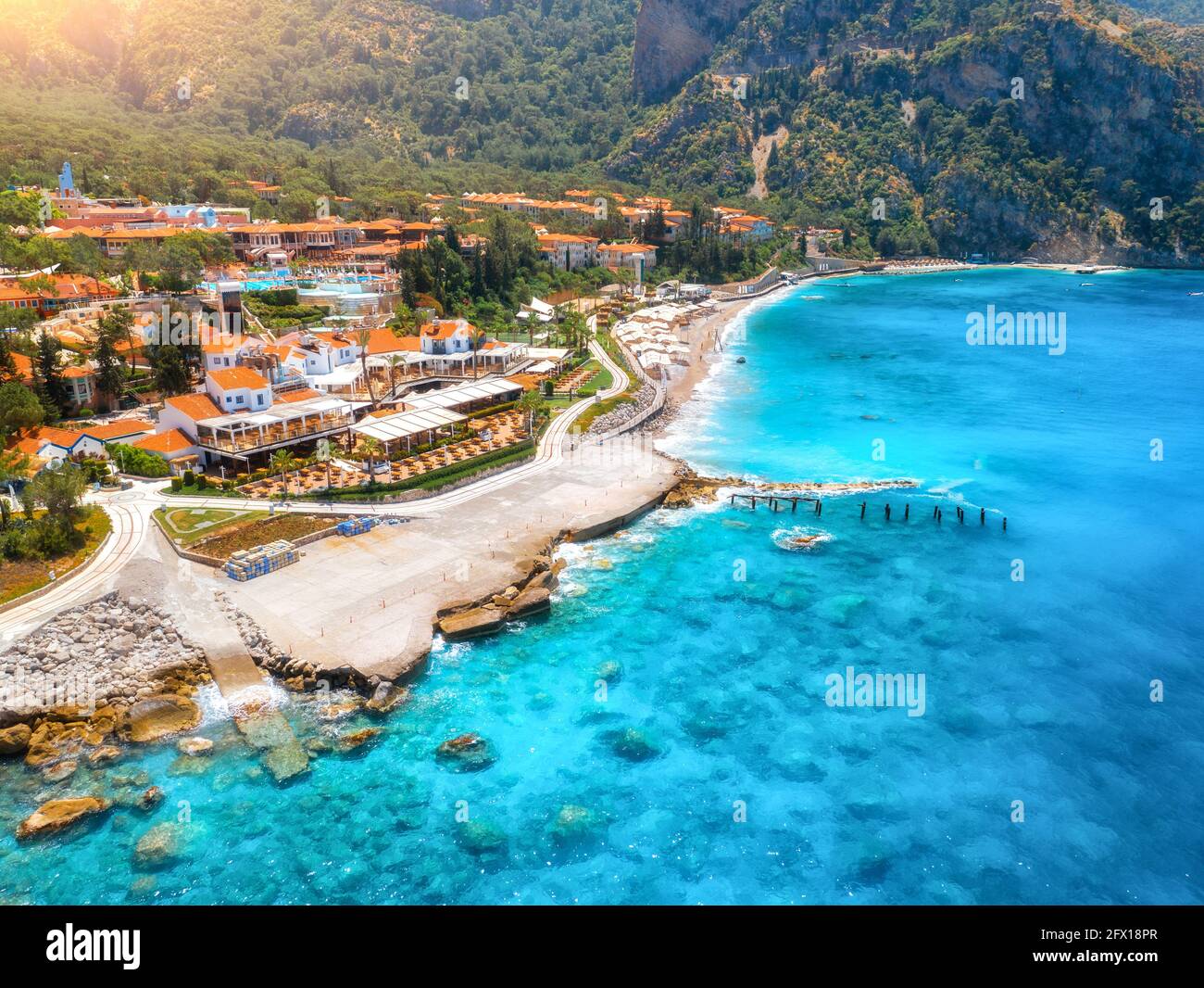 Luftaufnahme des wunderschönen Hotels und des blauen Meeres bei Sonnenschein Tag Stockfoto