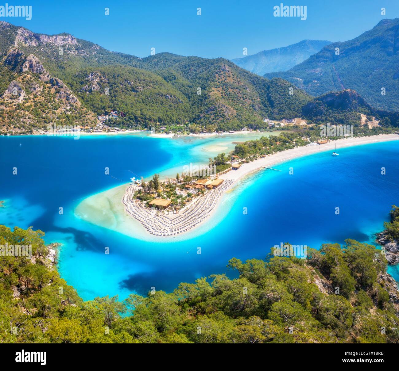 Luftaufnahme der Meeresbucht und des Sandstrandes im Sommer Stockfoto