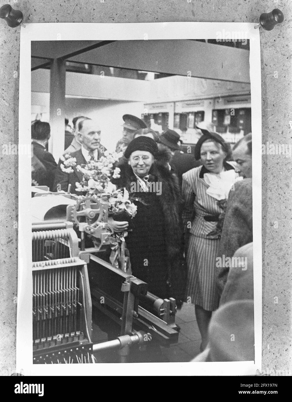 Königlicher Besuch im 46. Jaarbeurs in Utrecht. Königin Wilhelmina und Prinzessin Juliana am Stand der Schweiz, 2. April 1946, Messen, Königinnen, königshaus, Prinzessinnen, Stände, Niederlande, Foto der Presseagentur des 20. Jahrhunderts, zu erinnerende Nachrichten, Dokumentation, historische Fotografie 1945-1990, visuelle Geschichten, Menschliche Geschichte des zwanzigsten Jahrhunderts, Momente in der Zeit festzuhalten Stockfoto