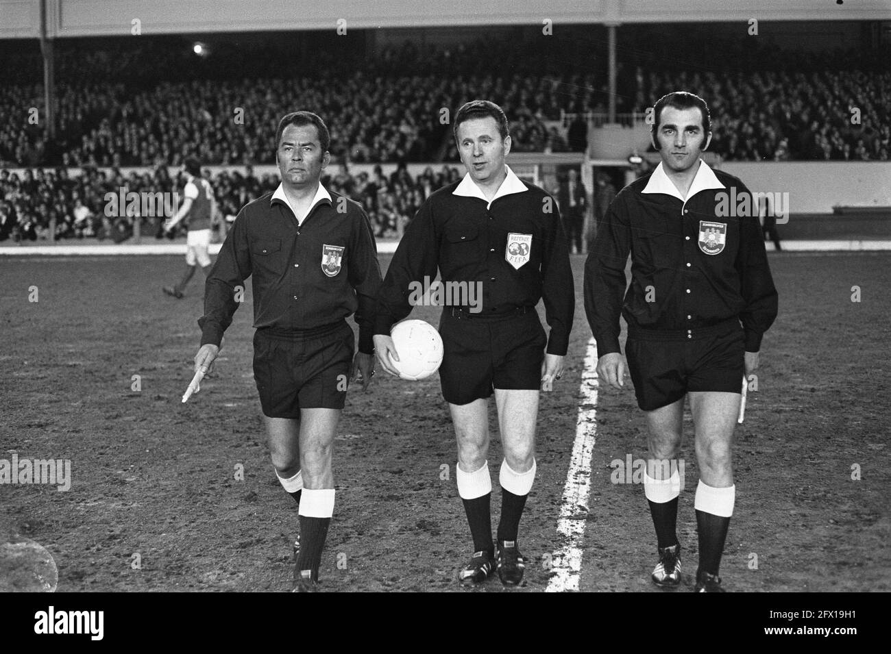 Arsenal gegen Ajax 0:1, Viertelfinale European Cup I, Schiedsrichter Nr. 5 F. Marchall (Mitte) und Linienmann Nr. 6 Keizer (l) und McLintock übergeben, 22. März 1972, GRENSRECHTERS, Schiedsrichter, Sport, Fußball, Niederlande, Foto der Presseagentur des 20. Jahrhunderts, zu erinnerende Nachrichten, Dokumentarfilm, historische Fotografie 1945-1990, visuelle Geschichten, Menschliche Geschichte des zwanzigsten Jahrhunderts, Momente in der Zeit festzuhalten Stockfoto