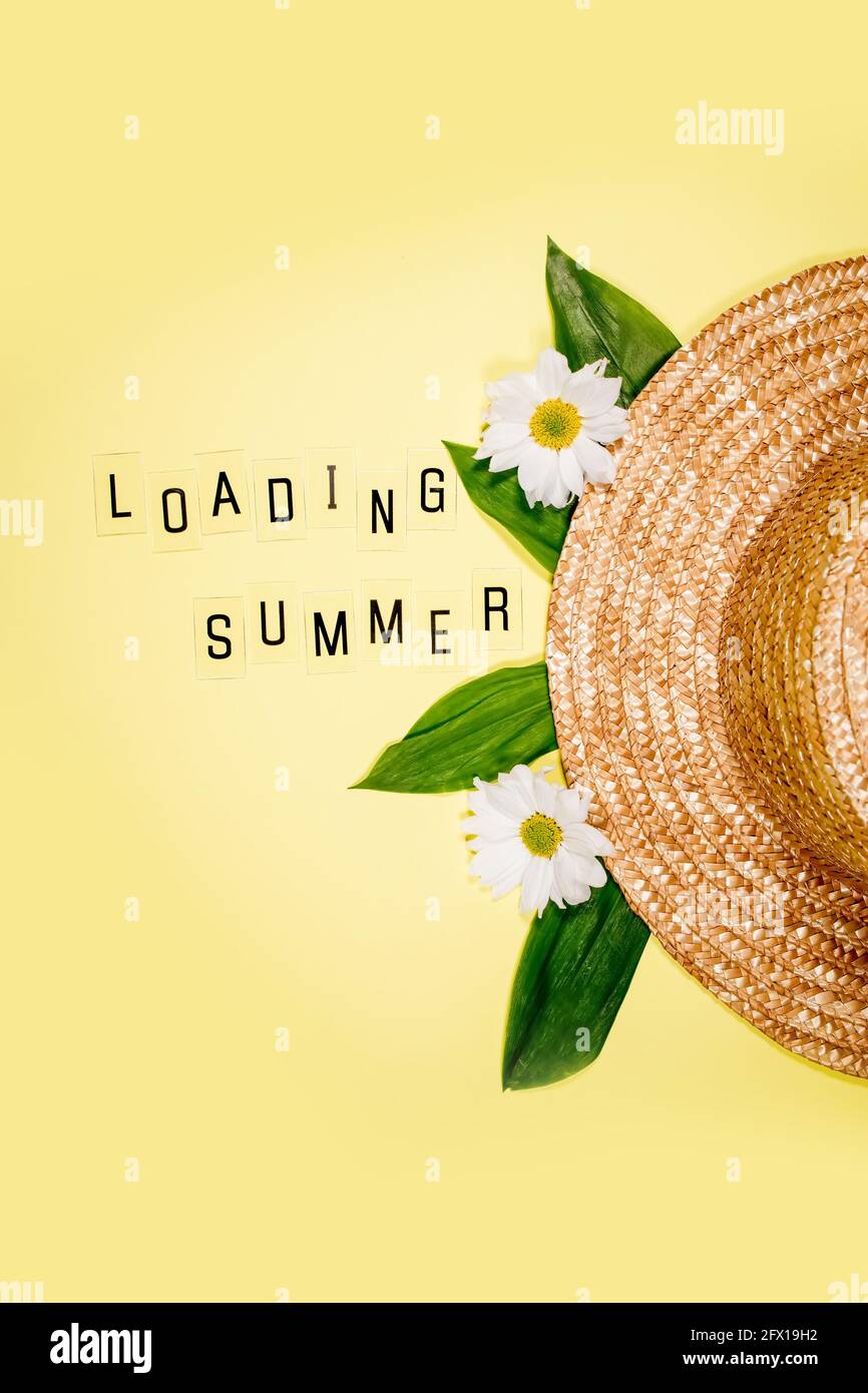 Damen Sommer Strohhut auf gelbem Hintergrund Draufsicht flach Lay Kopie Raum. Sommerurlaub Urlaubskonzept, Einzelteil. Text SOMMER aus Buchstaben und f Stockfoto