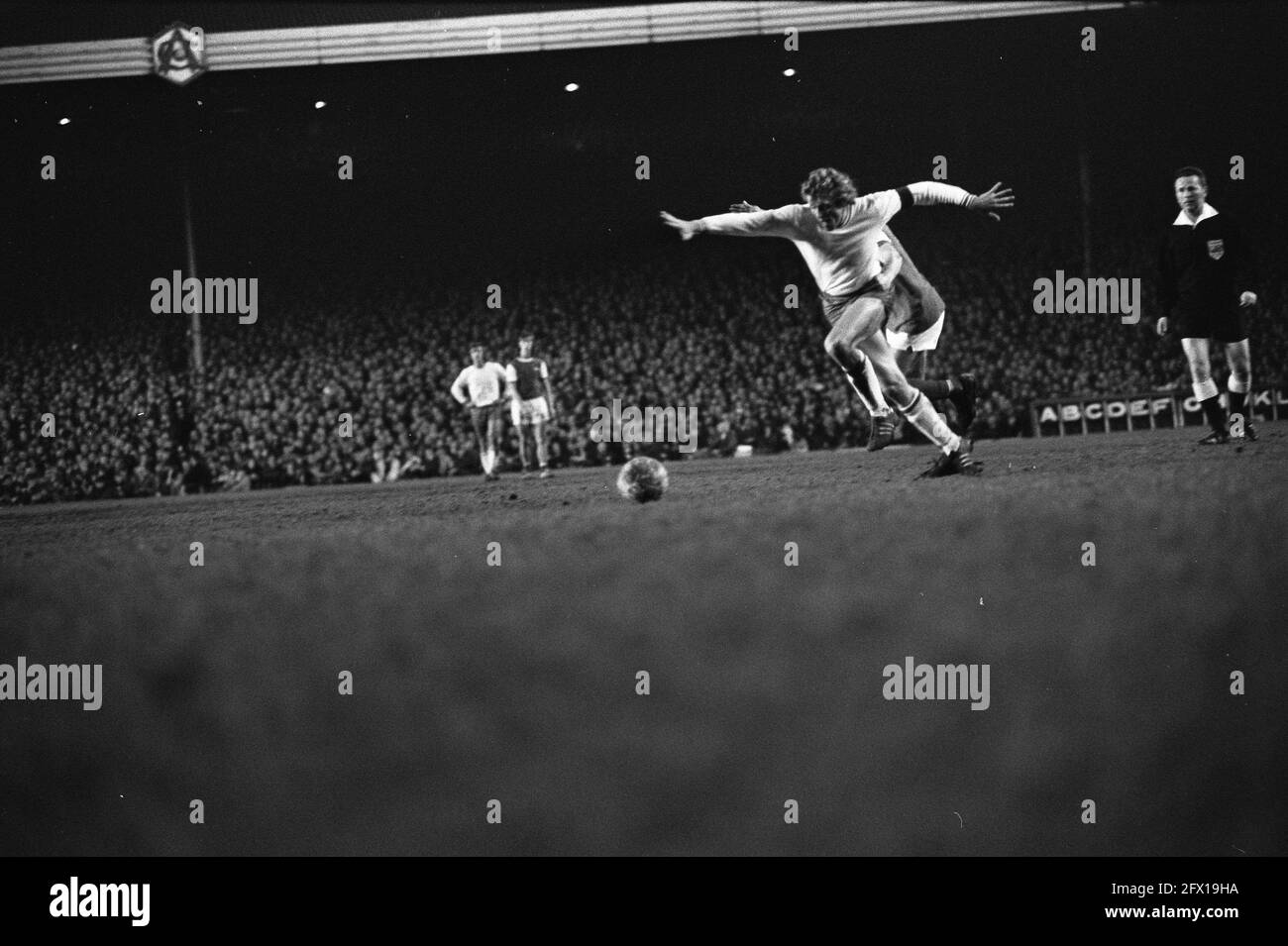 Arsenal gegen Ajax 0-1, Viertelfinale European Cup I, Piet Keizer in Aktion, 22. März 1972, Sport, Fußball, Niederlande, Presseagentur des 20. Jahrhunderts, Foto, Nachrichten zum erinnern, Dokumentarfilm, historische Fotografie 1945-1990, visuelle Geschichten, Menschliche Geschichte des zwanzigsten Jahrhunderts, Momente in der Zeit festzuhalten Stockfoto