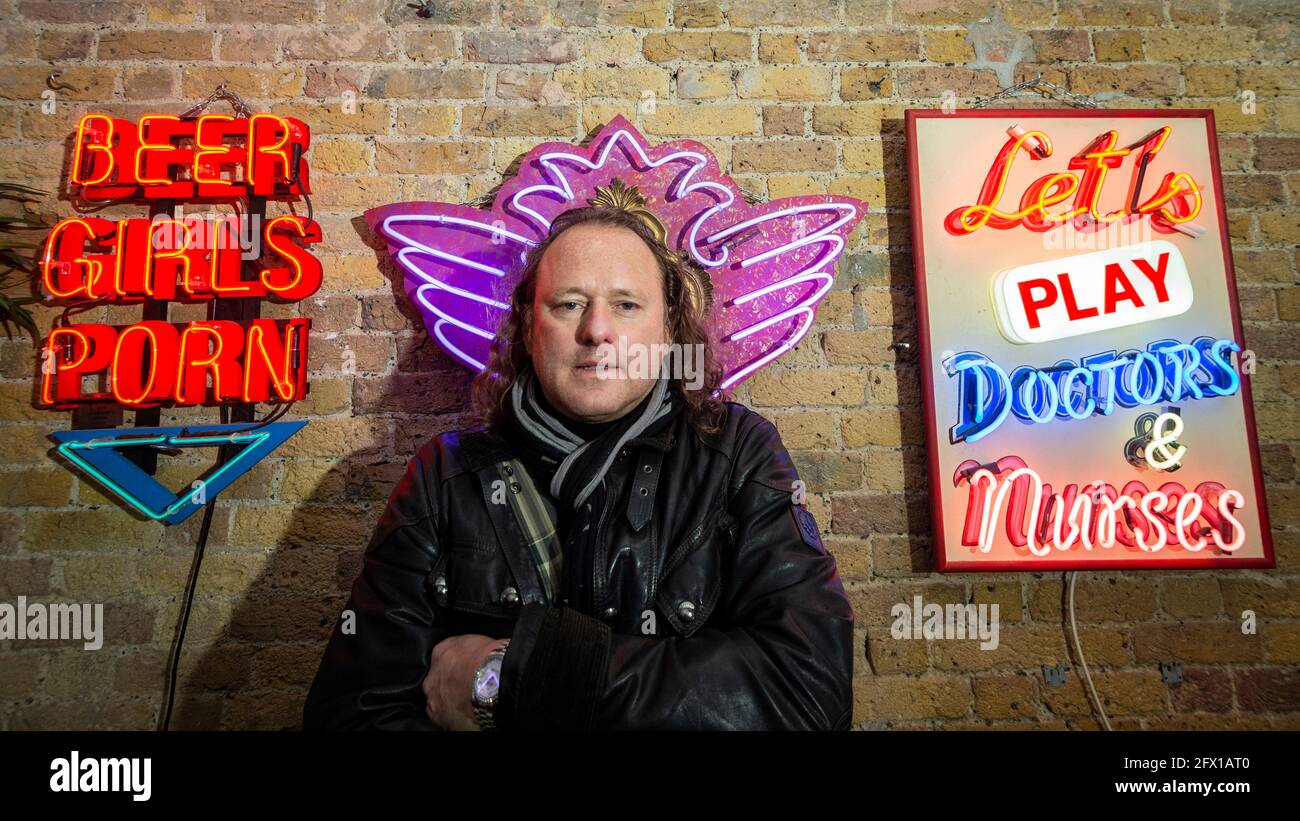 London, Großbritannien. 25 Mai 2021. Marcus Bracey bei der Vorschau von „Electric City“, einer Ausstellung im Leadenhall Market mit Neon- und Versatzstücken, die von Gods own Junkyard für Film gemacht wurden und seit über 40 Jahren an Filmsets arbeitet. Der Gründer Chris Bracey verstarb 2014 und das Unternehmen wird seitdem von seiner Frau Linda und den Söhnen Matthew und Marcus, allesamt Neon-Hersteller und -Designer, geführt. Die Leuchtreklame ist vom 26. Mai bis 31. Juli zu sehen. Kredit: Stephen Chung / Alamy Live Nachrichten Stockfoto