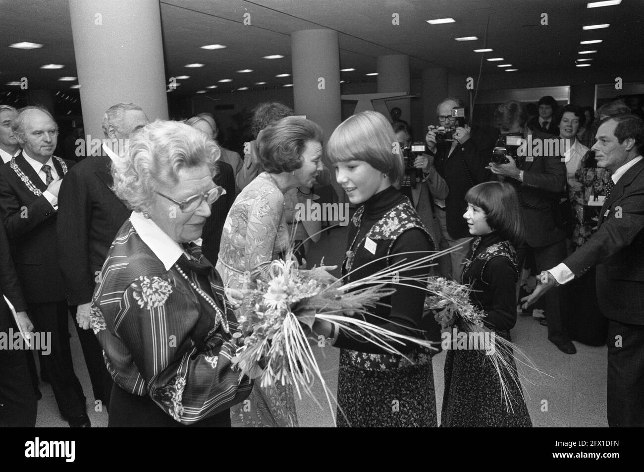 Königliches Paar bei der Abschlussnacht Give to Nature in Den Haag, Königin Juliana und Prinzessin Beatrix werden Blumen angeboten, 25. November 1977, BLUMEN, Angebote, queens, Niederlande, Presseagentur des 20. Jahrhunderts, Foto, zu erinnerende Nachrichten, Dokumentarfilm, historische Fotografie 1945-1990, visuelle Geschichten, Menschliche Geschichte des zwanzigsten Jahrhunderts, Momente in der Zeit festzuhalten Stockfoto