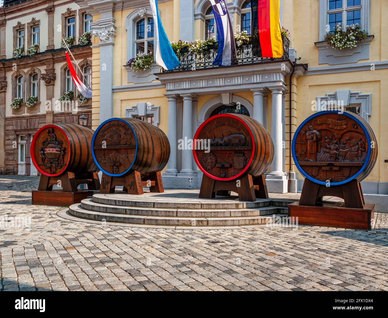 Kulmbach-Die Festlichen Fässer Der Brauereien Während Des Bierfestivals Auf Den Stufen Des Rathauses Aufgestellt Stockfoto