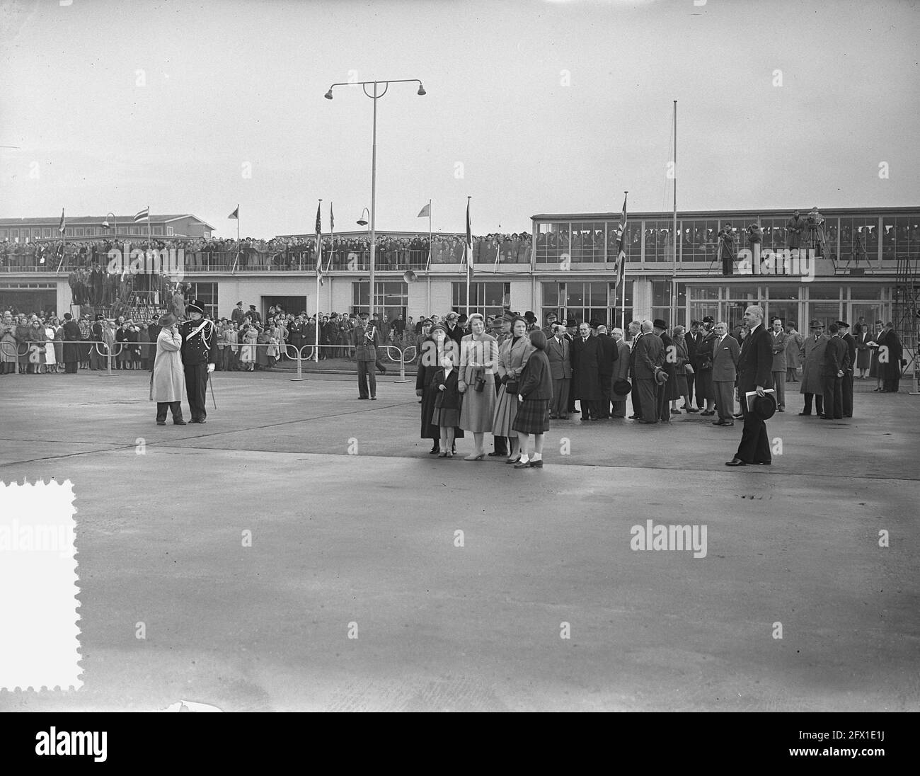 Königliches Paar zurück aus dem Westen am Flughafen Schiphol, 8. November 1955, Niederlande, Foto der Presseagentur des 20. Jahrhunderts, zu erinnerende Nachrichten, Dokumentarfilm, historische Fotografie 1945-1990, visuelle Geschichten, Menschliche Geschichte des zwanzigsten Jahrhunderts, Momente in der Zeit festzuhalten Stockfoto