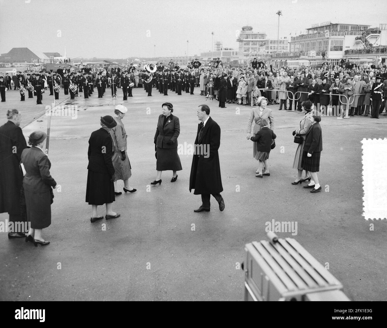 Königliches Paar zurück aus dem Westen am Flughafen Schiphol, 8. November 1955, Niederlande, Foto der Presseagentur des 20. Jahrhunderts, zu erinnerende Nachrichten, Dokumentarfilm, historische Fotografie 1945-1990, visuelle Geschichten, Menschliche Geschichte des zwanzigsten Jahrhunderts, Momente in der Zeit festzuhalten Stockfoto
