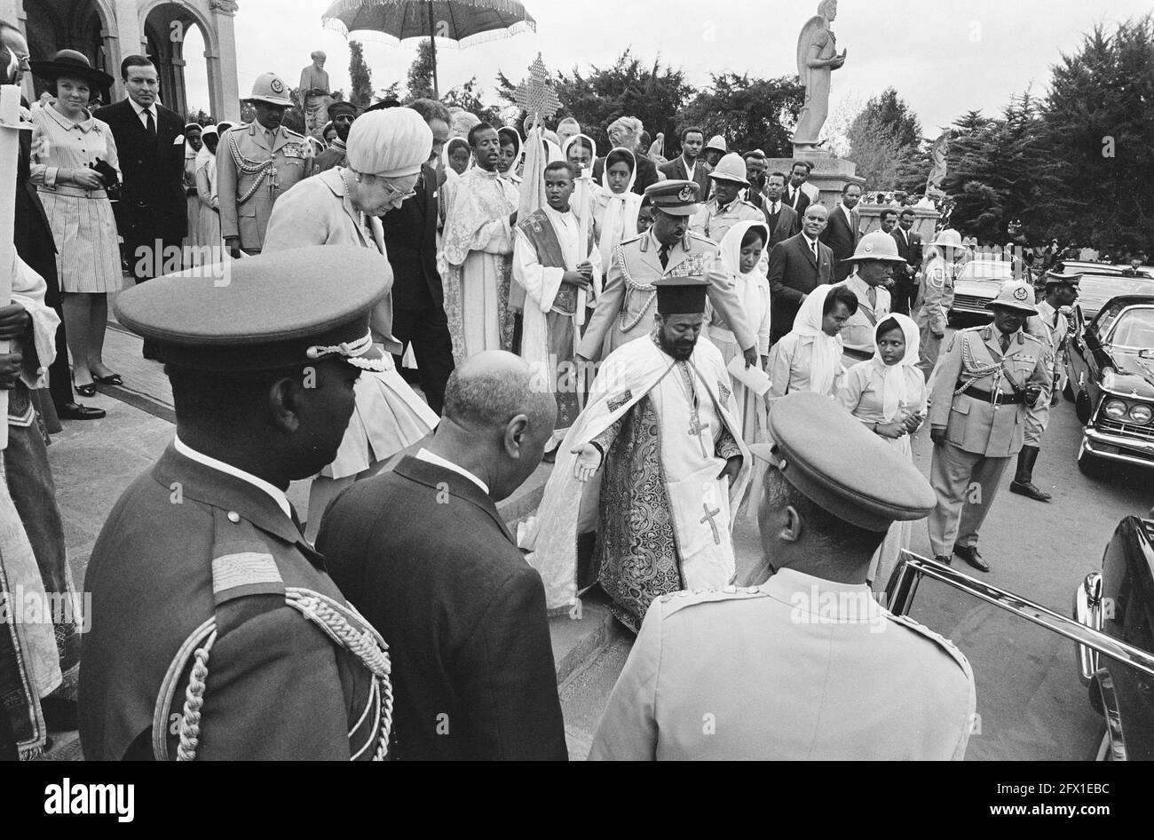 Königliche Familie besucht die Kathedrale der Heiligen Dreifaltigkeit in Addis Abeba Abfahrt von der Kirche, 28. Januar 1969, Familien, Kirchen, Abfahrten, Niederlande, Foto der Presseagentur des 20. Jahrhunderts, zu erinnerende Nachrichten, Dokumentarfilm, historische Fotografie 1945-1990, visuelle Geschichten, Menschliche Geschichte des zwanzigsten Jahrhunderts, Momente in der Zeit festzuhalten Stockfoto