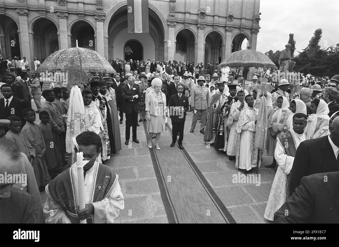 Königliche Familie besucht die Kathedrale der Heiligen Dreifaltigkeit in Addis Abeba Abfahrt von der Kirche, 28. Januar 1969, Familien, Kirchen, Abfahrten, Niederlande, Foto der Presseagentur des 20. Jahrhunderts, zu erinnerende Nachrichten, Dokumentarfilm, historische Fotografie 1945-1990, visuelle Geschichten, Menschliche Geschichte des zwanzigsten Jahrhunderts, Momente in der Zeit festzuhalten Stockfoto