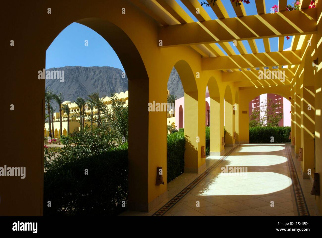 Gehweg über Außenkorridore mit Schatten und Blick auf die Berge & Gebäude Sinai Ägypten Stockfoto