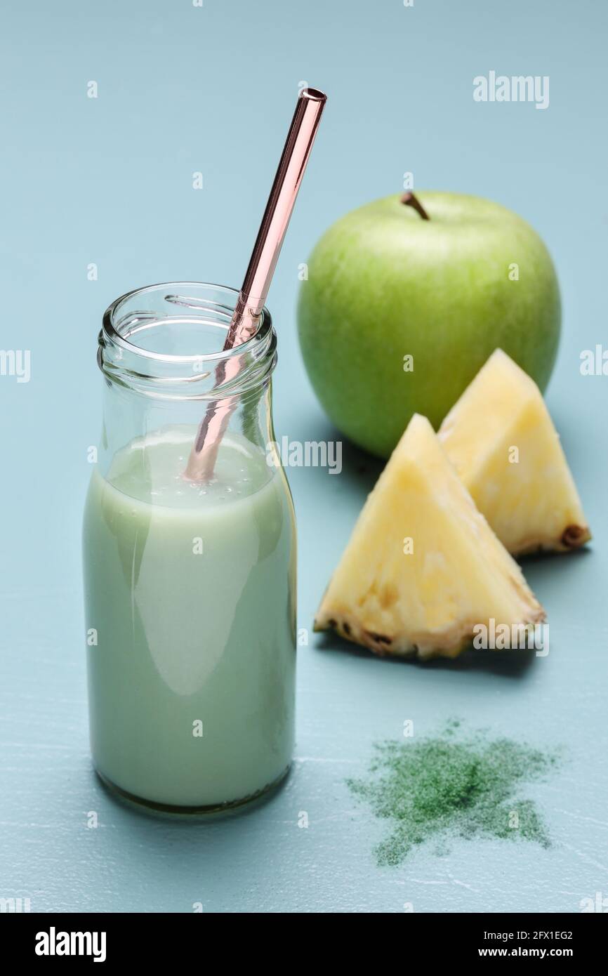 Ananas-Apfel-Smoothie mit Spirulina. Stockfoto