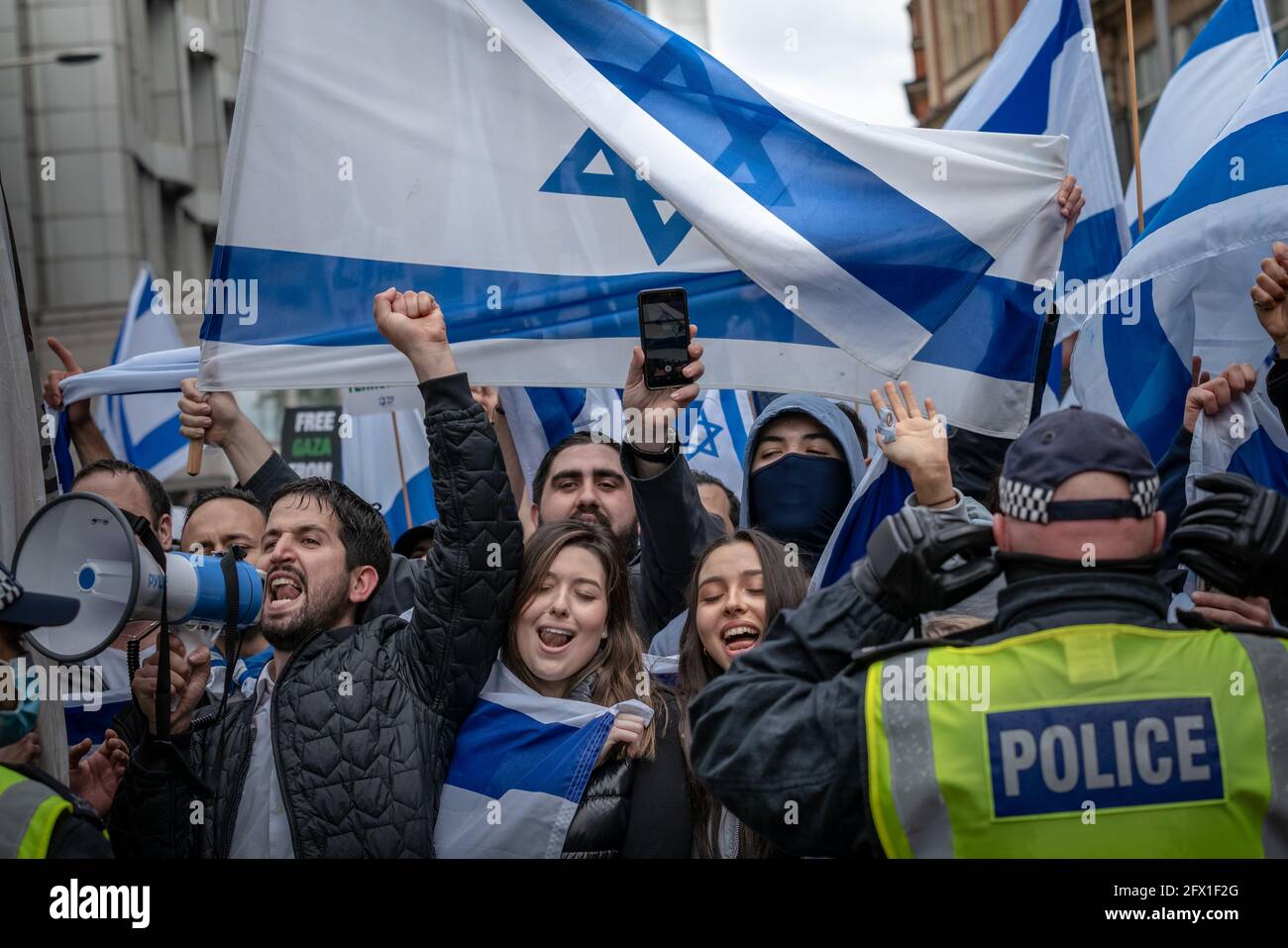 Kundgebung „Solidarität mit Israel“ in der Nähe der Botschaft von Israel mit Hunderten von pro-Israelis versammelten sich winkenden israelischen Fahnen. London, Großbritannien. Stockfoto