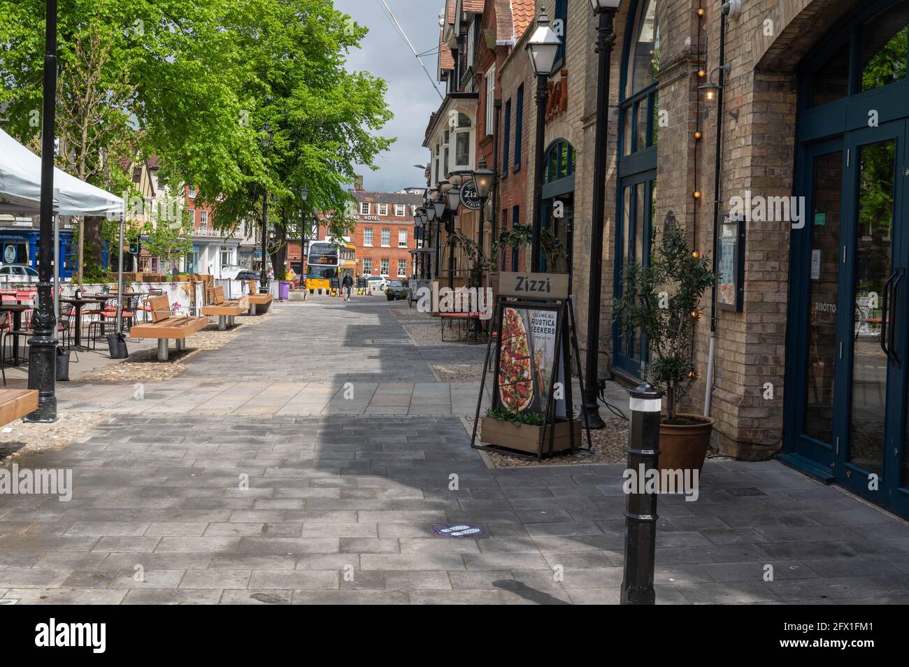 Ein Blick auf den neu angelegten Bürgersteig und den Gehweg Tombland Norwich Stockfoto