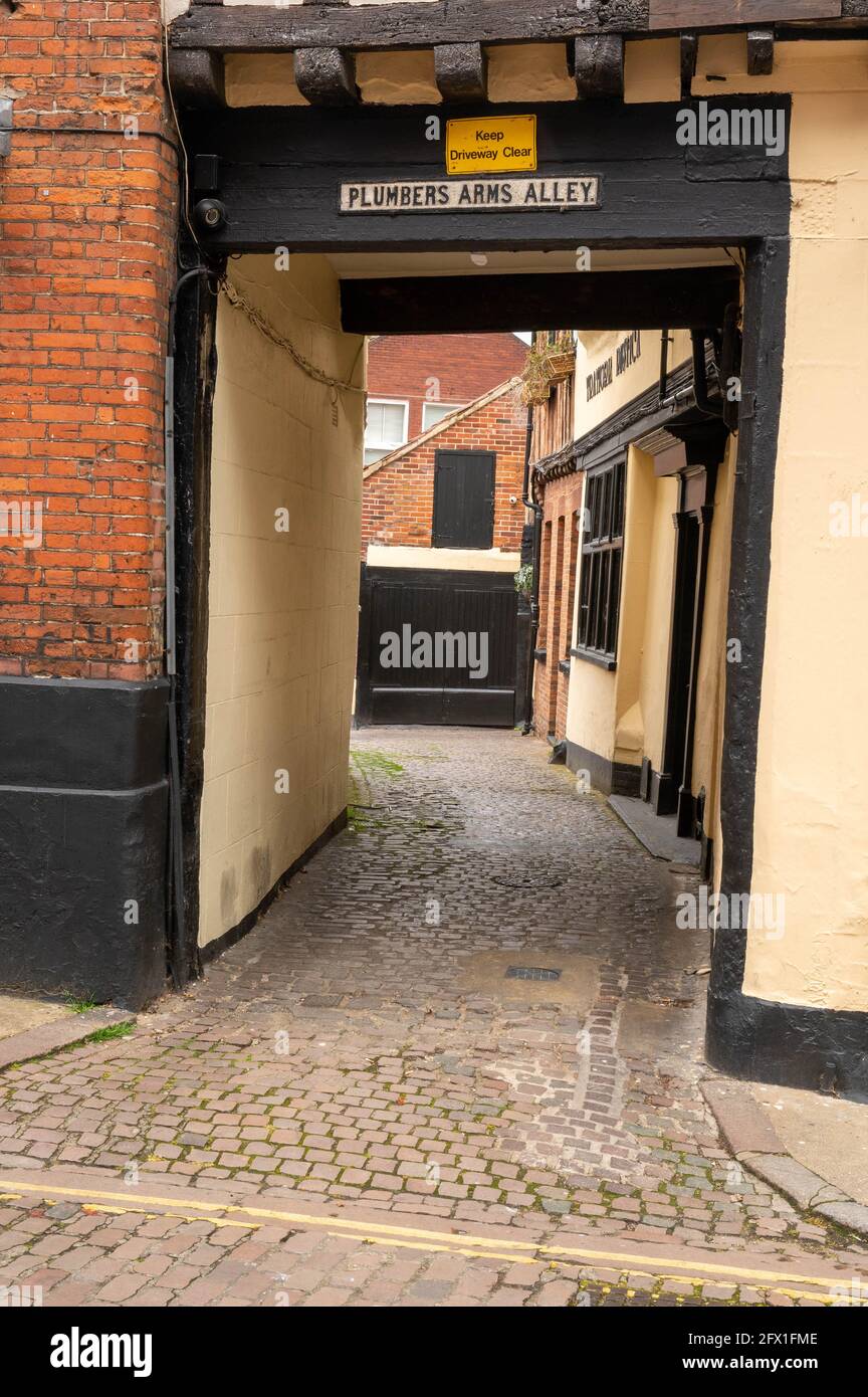 Blick auf die alte Plumbers Arms Alley in der Princes Street Norwich Stockfoto