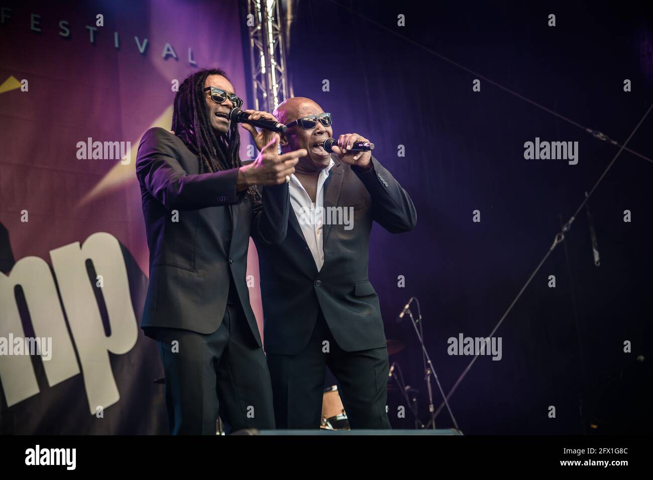 Eisenach, Deutschland. Juni 2018. John Davis, Sänger von Milli Vanilli (r), auf der Bühne neben Fabrice 'Fab' Morvan während einer Performance in Eisenach. Quelle: Nico Schimmelpfennig/dpa-Zentralbild/ZB/dpa/Alamy Live News Stockfoto