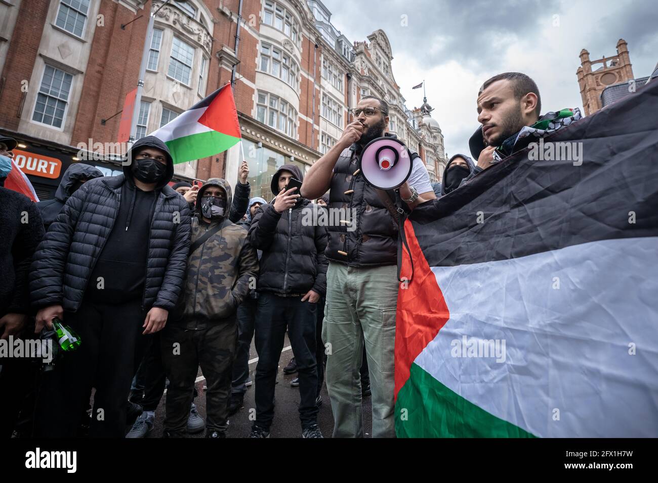 Demonstranten des freien Palästinas begegnen der Kundgebung von ‘Solidarität mit Israel’ in der Nähe der Botschaft Israels unter Polizeipräsenz, London, Großbritannien. Stockfoto