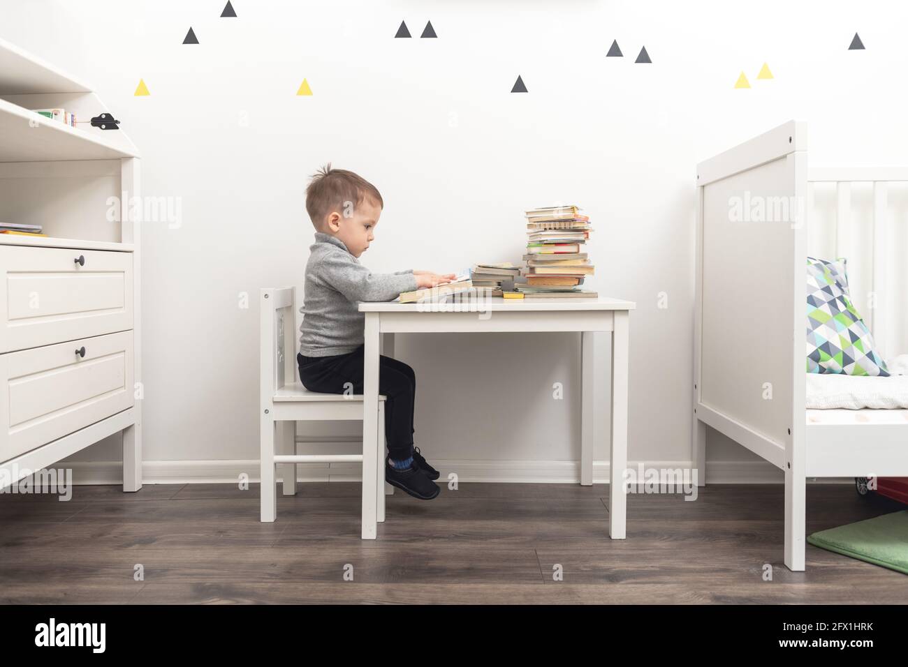 Kleiner Junge, der in seinem Zimmer zeichnet. Happy Childhood Konzept Stockfoto