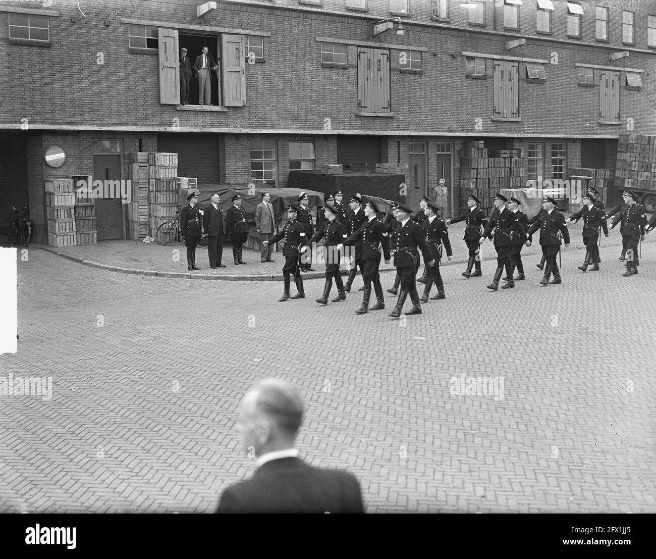 Corps of Voluntary Police in Amsterdam Üben, september 16, 1950, CORPSEN, POLIZEI, Niederlande, Presseagentur des 20. Jahrhunderts, Foto, Nachrichten zum erinnern, Dokumentarfilm, historische Fotografie 1945-1990, visuelle Geschichten, Menschliche Geschichte des zwanzigsten Jahrhunderts, Momente in der Zeit festzuhalten Stockfoto