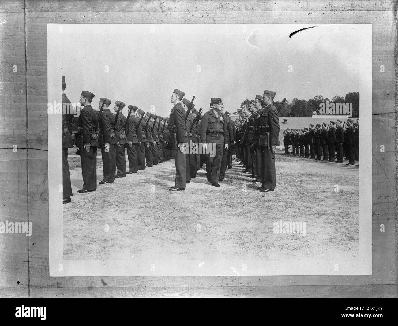 Marine Corps im Camp Lejeune (North Carolina). Brigadegeneral Alfred H. Noble, Kommandeur des Marine Training Command in Camp Lejeune, inspiziert die im Lager ausgebildete US-Marine Corps-Abteilung, 1944, Inspektionen, Marine, Militär, Offiziere, Ausbildungslager, zweiter Weltkrieg, Niederlande, Foto der Presseagentur des 20. Jahrhunderts, zu erinnerende Nachrichten, Dokumentation, historische Fotografie 1945-1990, visuelle Geschichten, Menschliche Geschichte des zwanzigsten Jahrhunderts, Momente in der Zeit festzuhalten Stockfoto