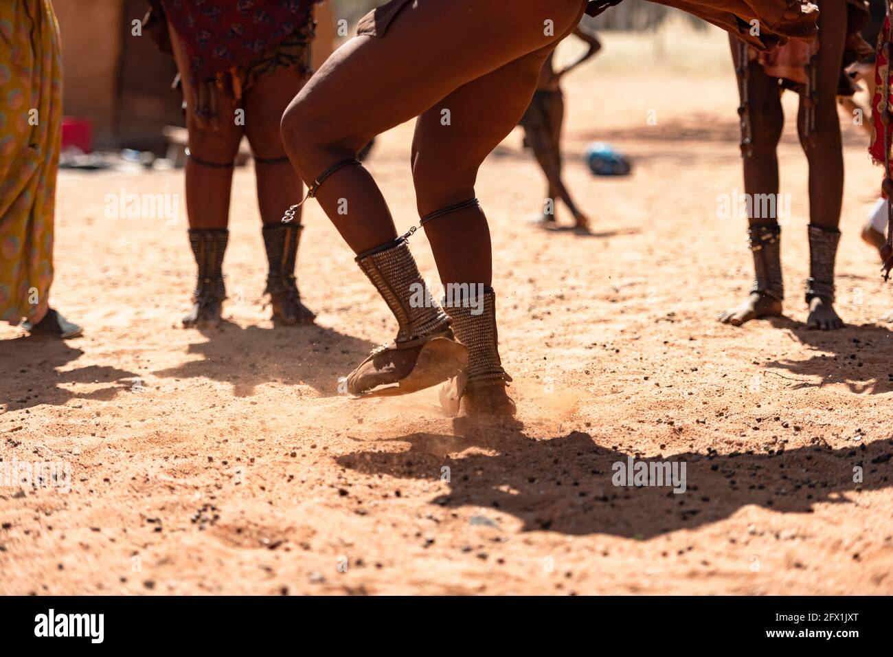 Himba-Frauen tanzen in ihrem Dorf in der Nähe von Opuwo in Namibia, Afrika Stockfoto