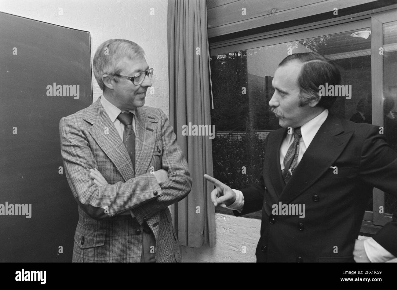 Christiaanse Commission und VVSC et al. Treffen sich in Zeist; Hogewoning (l) und Prof. Christiaanse, 23. Oktober 1976, Niederlande, Presseagentur des 20. Jahrhunderts, Foto, News to remember, Dokumentarfilm, historische Fotografie 1945-1990, visuelle Geschichten, Menschliche Geschichte des zwanzigsten Jahrhunderts, Momente in der Zeit festzuhalten Stockfoto