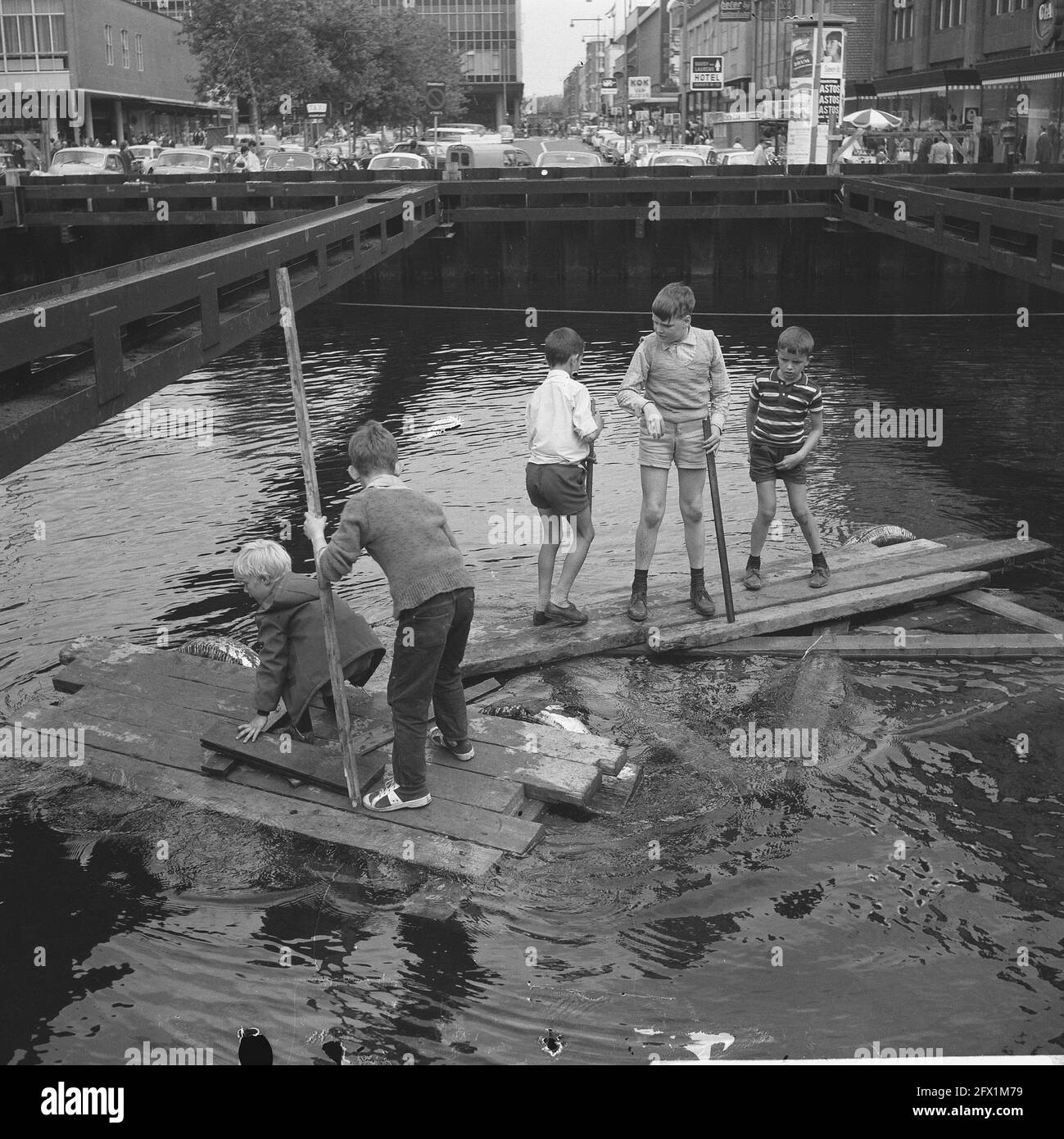 Kotje segelt im U-Bahn-Kanal in Rotterdam, 6. Juli 1965, U-Bahn-Autos, Niederlande, 20. Jahrhundert Presseagentur Foto, Nachrichten zu erinnern, Dokumentarfilm, historische Fotografie 1945-1990, visuelle Geschichten, Menschliche Geschichte des zwanzigsten Jahrhunderts, Momente in der Zeit festzuhalten Stockfoto