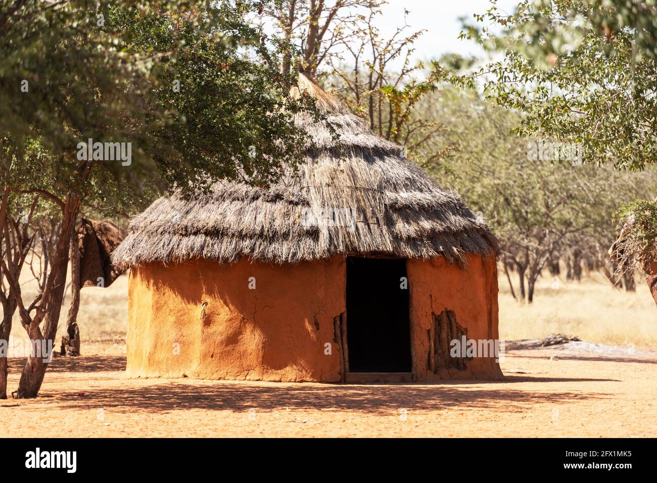 Nahaufnahme der traditionellen Hütte der himba-Stämme in Namibia, Afrika. Tupical himbas Haus aus rotem Ton und Bäumen Äste Stockfoto